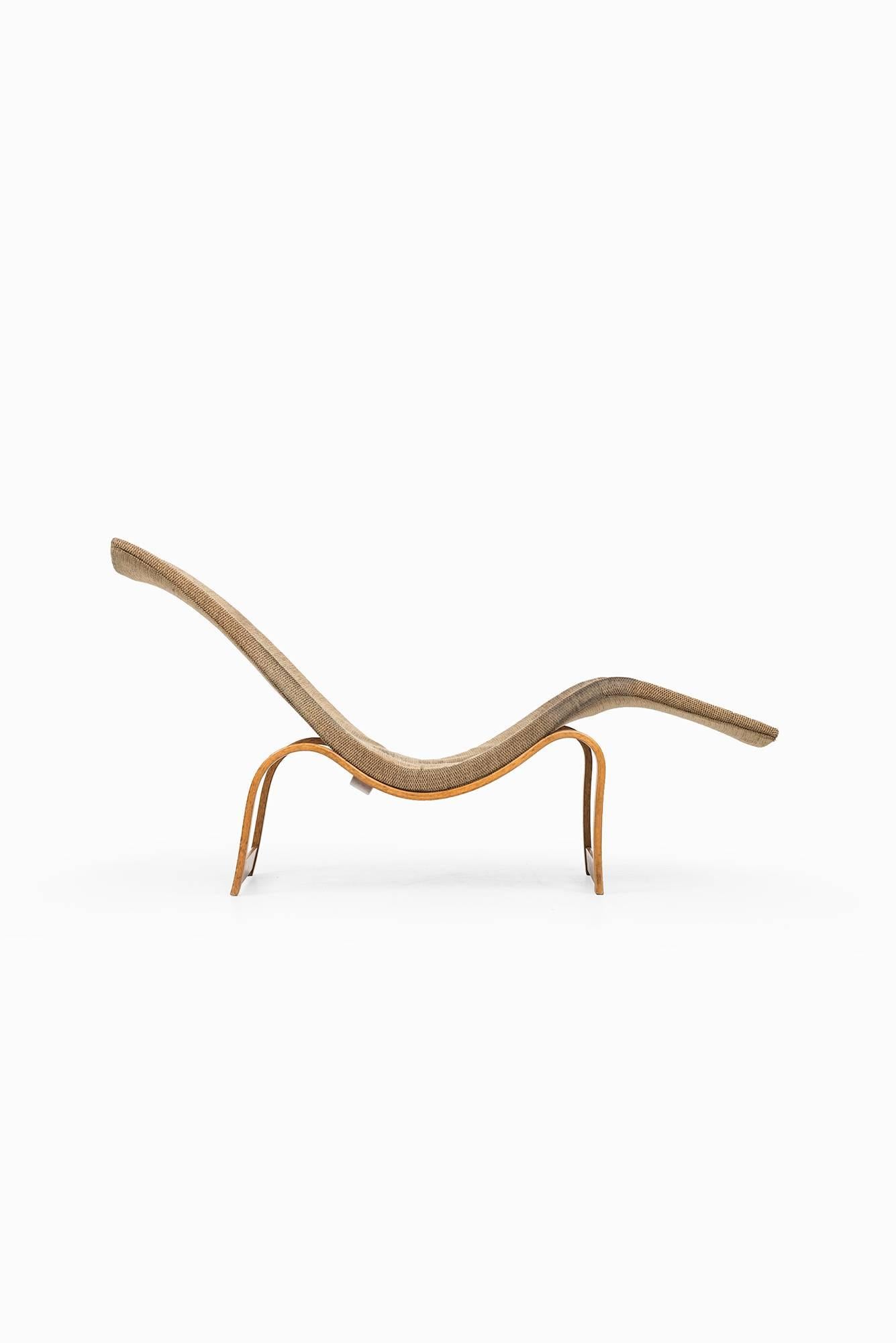 Very rare and early lounge chair model 36 designed by Bruno Mathsson. Produced in Karl Mathsson in Värnamo, Sweden.