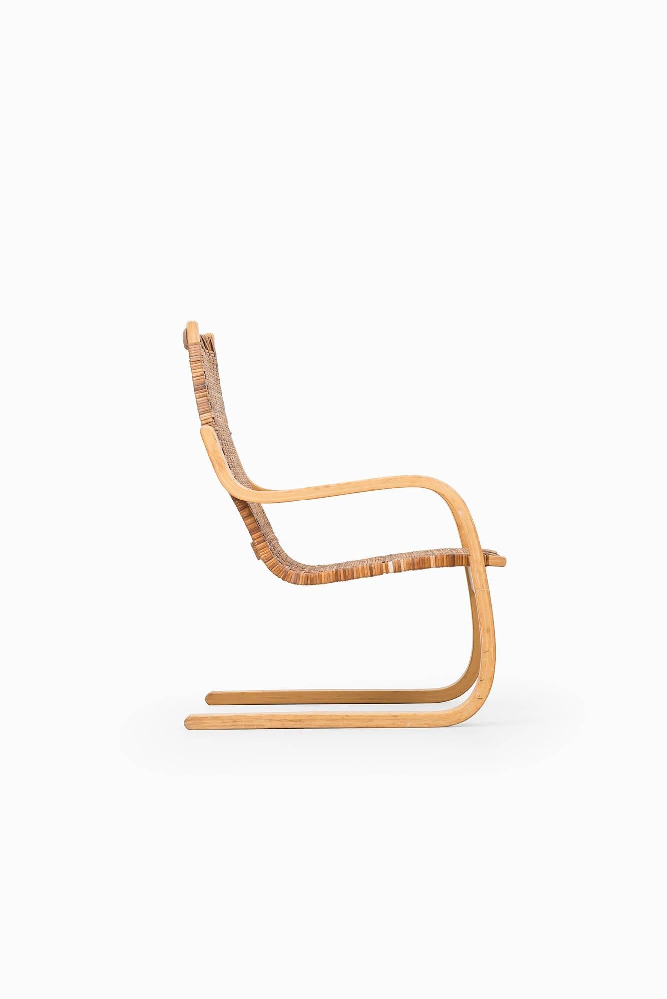 Cantilevered easy chair model 406 designed by Alvar Aalto. Produced by Artek in Finland.