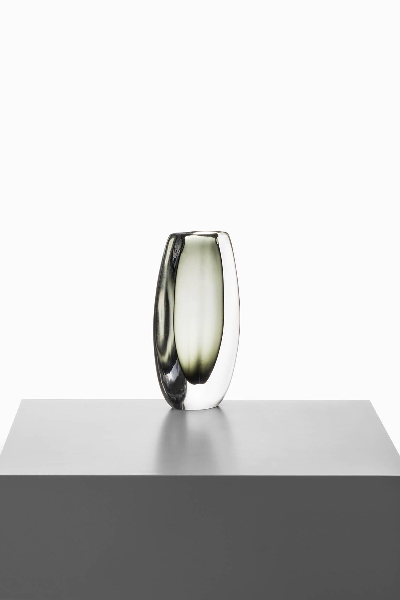 Glass vase model Sommerso designed by Nils Landberg. Produced in Orrefors in Sweden. Signed “Orrefors 3538 / 7.″