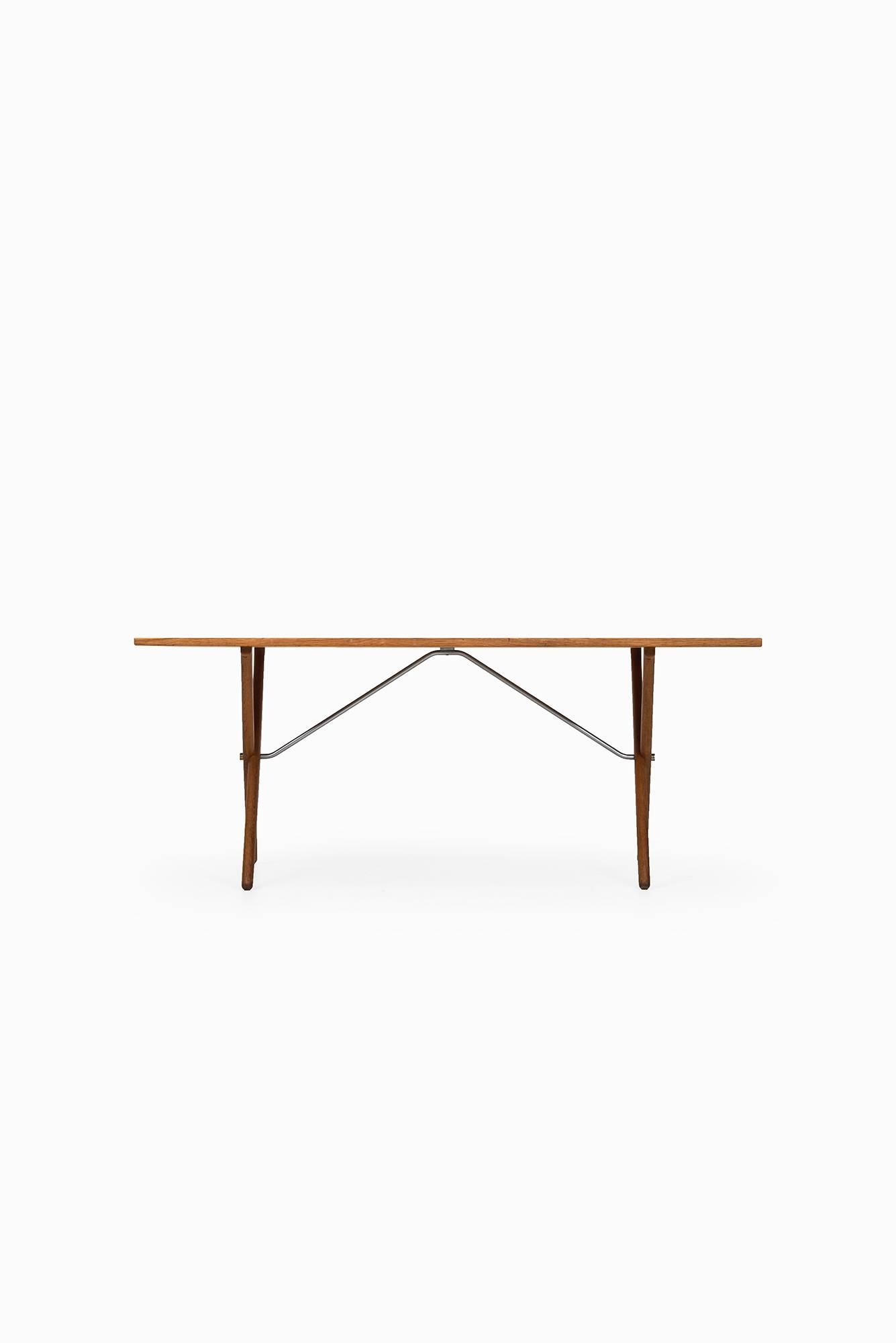 Rare dining table or desk model AT-303 designed by Hans Wegner. Produced by Andreas Tuck in Denmark.