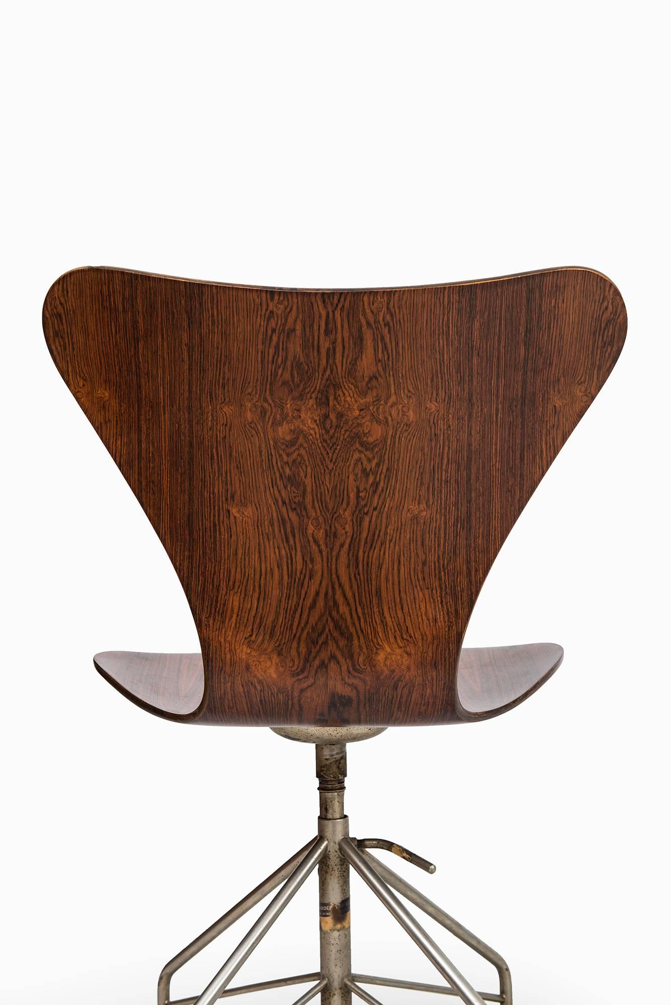 Scandinavian Modern Arne Jacobsen Office Chair Model 3117 by Fritz Hansen in Denmark