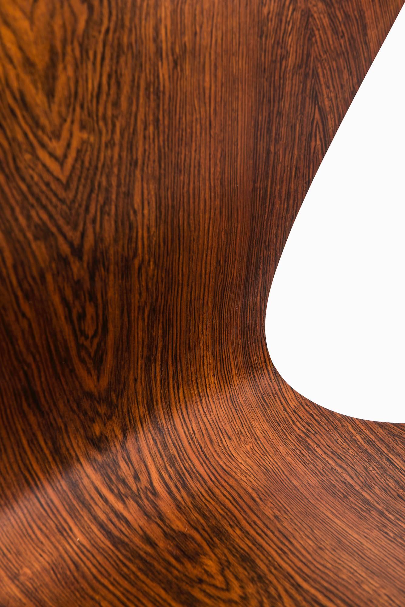 Rare first production office chair model 3117 designed by Arne Jacobsen. Produced by Fritz Hansen in Denmark.