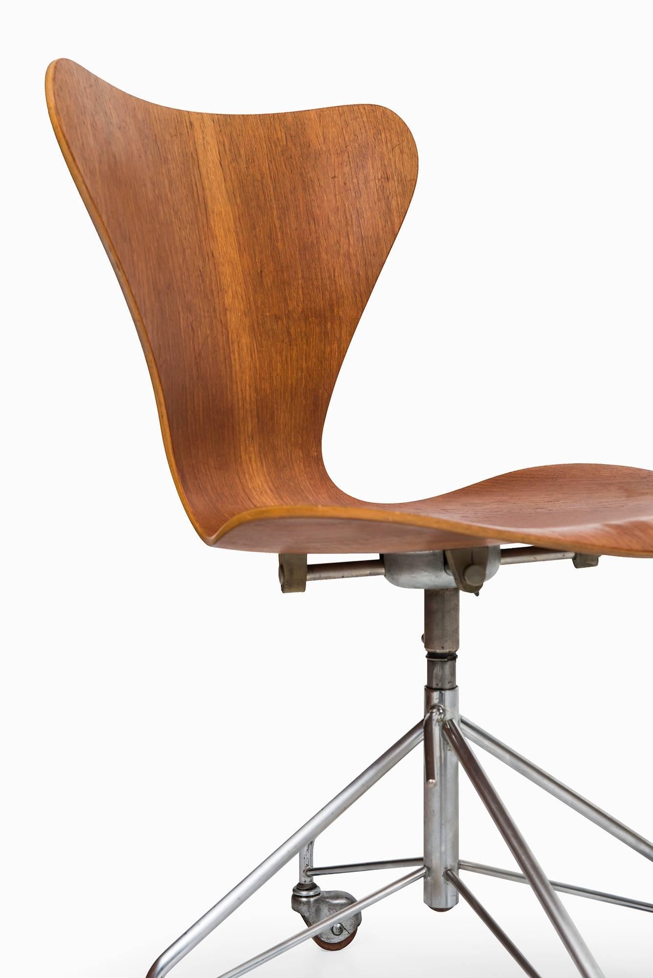 Rare office chair model 3117 designed by Arne Jacobsen. Produced by Fritz Hansen in Denmark.