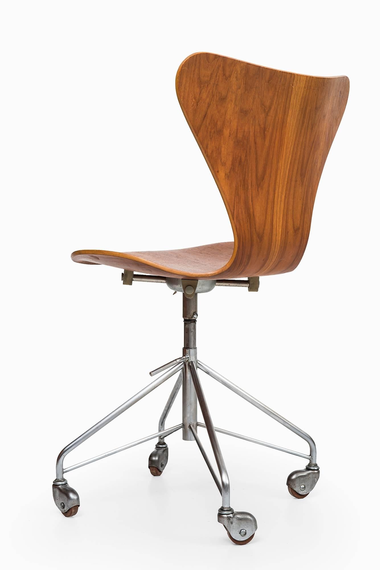 Arne Jacobsen Office Chair Model 3117 by Fritz Hansen in Denmark In Excellent Condition In Limhamn, Skåne län