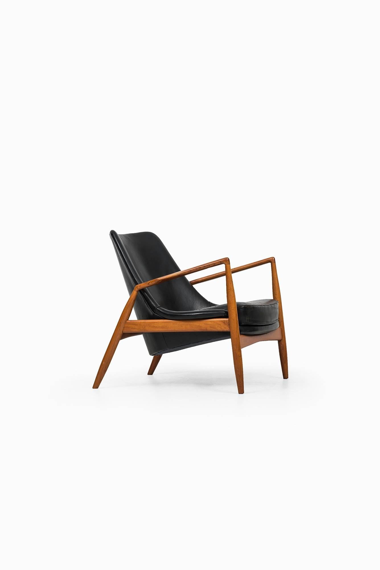 Rare easy chair model Sälen/seal designed by Ib Kofod-Larsen. Produced by OPE in Sweden.