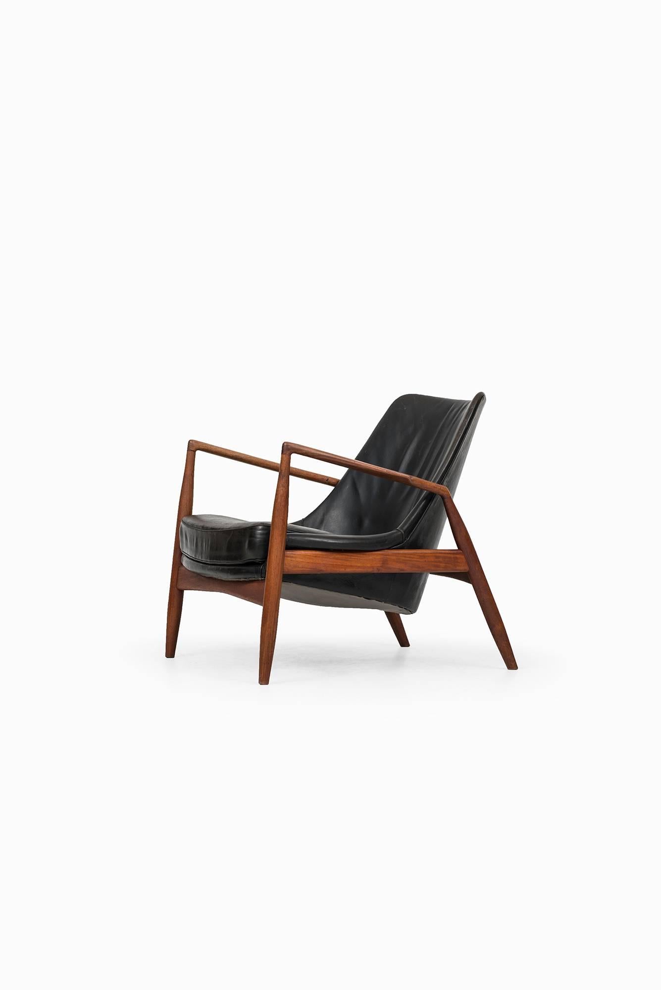 Rare easy chair model Sälen/Seal designed by Ib Kofod-Larsen. Produced by OPE in Sweden.