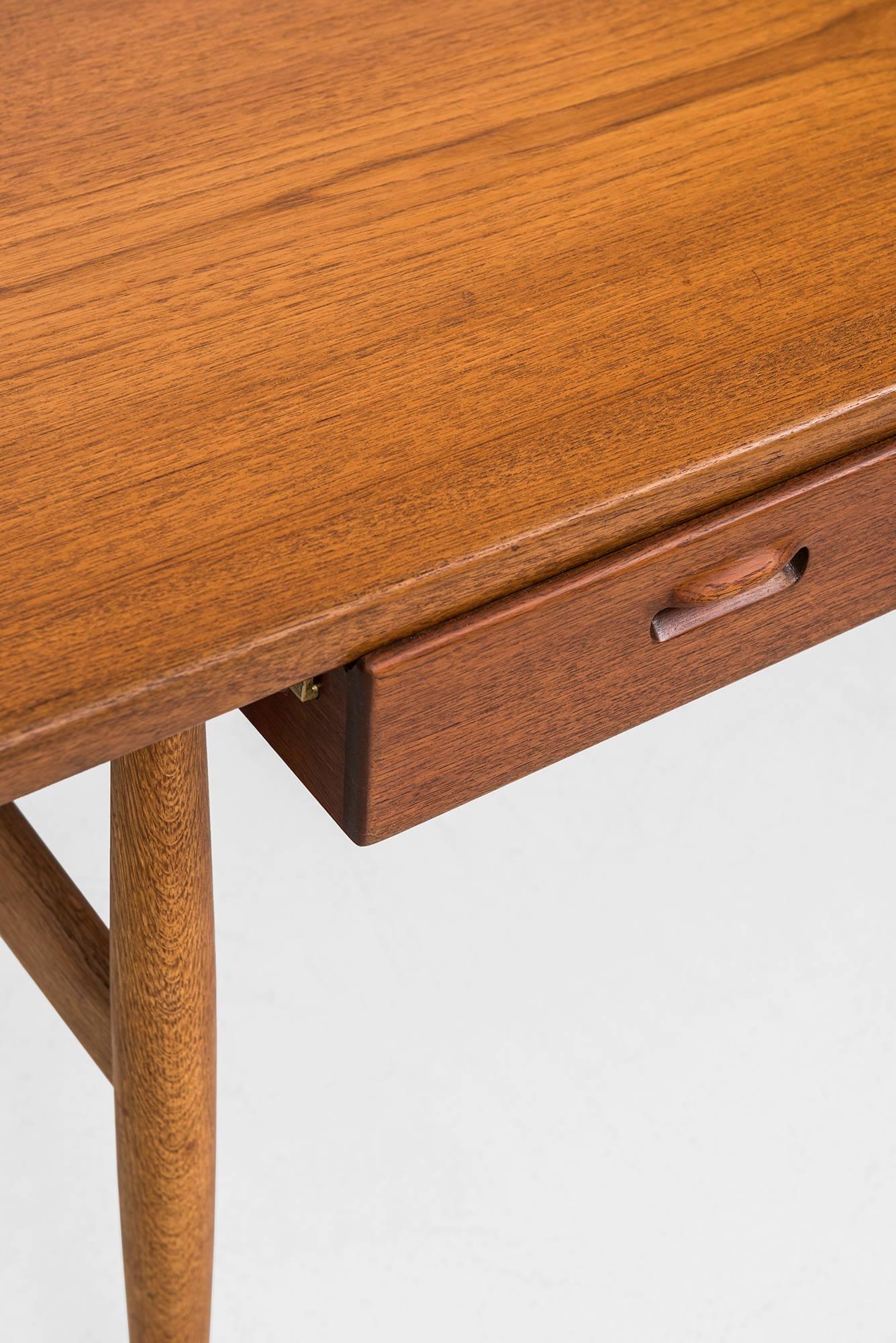 Very rare desk model JH 563 / wishbone designed by Hans Wegner. Produced by Johannes Hansen in Denmark.