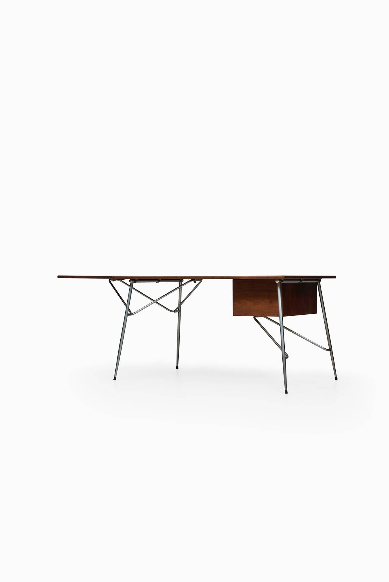 Scandinavian Modern Børge Mogensen Desk Model 203 by Søborg Møbelfabrik in Denmark