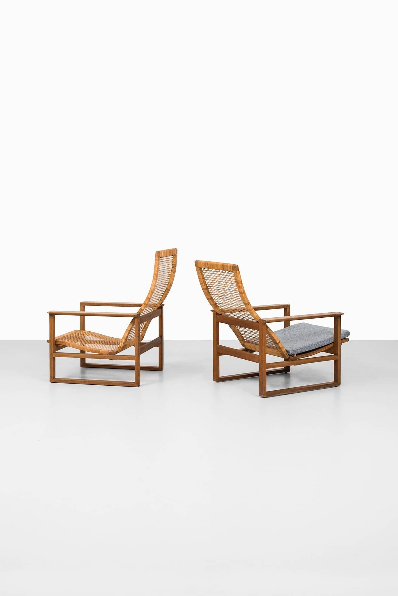 Rare pair of easy chairs model BM-2254/Slædestolen designed by Børge Mogensen. Produced by Fredericia Stolefabrik in Denmark. Two adjustable positions.