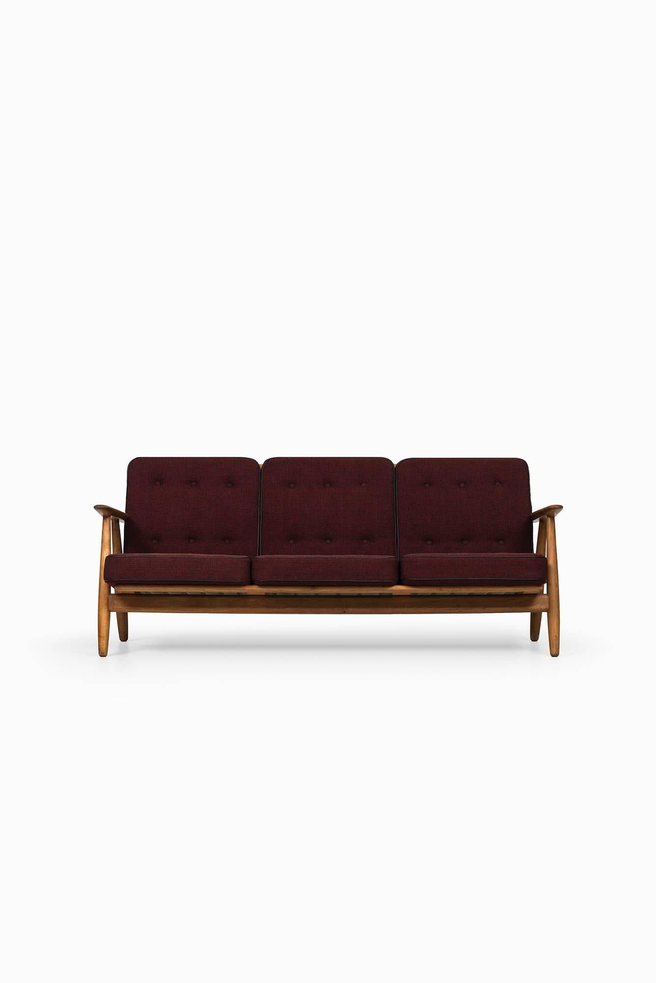 Sofa model GE-240/cigar designed by Hans Wegner. Produced by GETAMA in Denmark. Original fabric with leather piping.