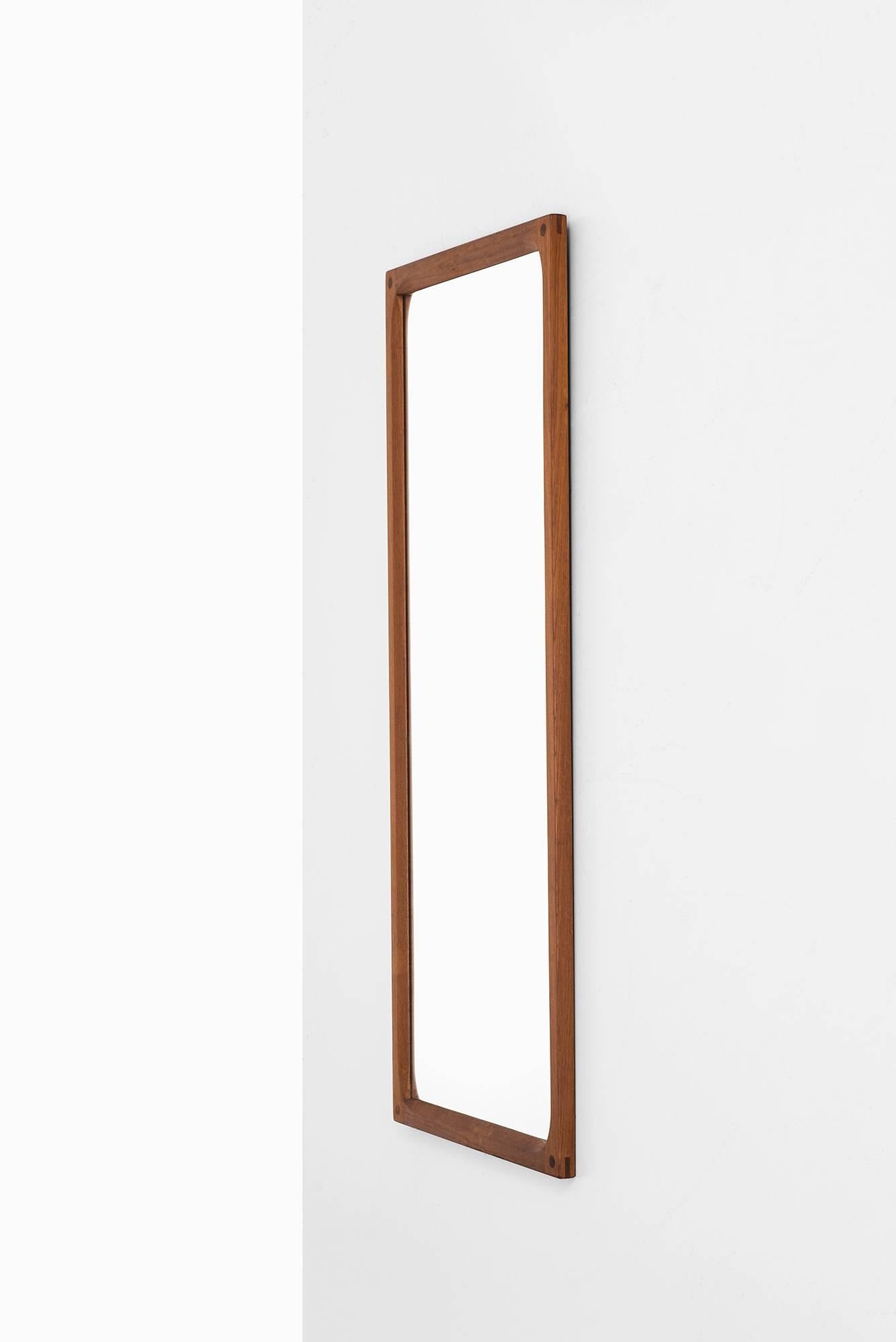 Miroir en teck conçu par Aksel Kjersgaard. Produit par Odder au Danemark.