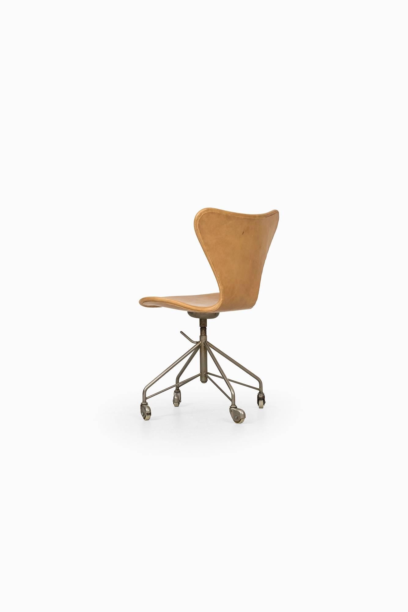 Scandinavian Modern Arne Jacobsen Office Chair Model 3117 by Fritz Hansen in Denmark