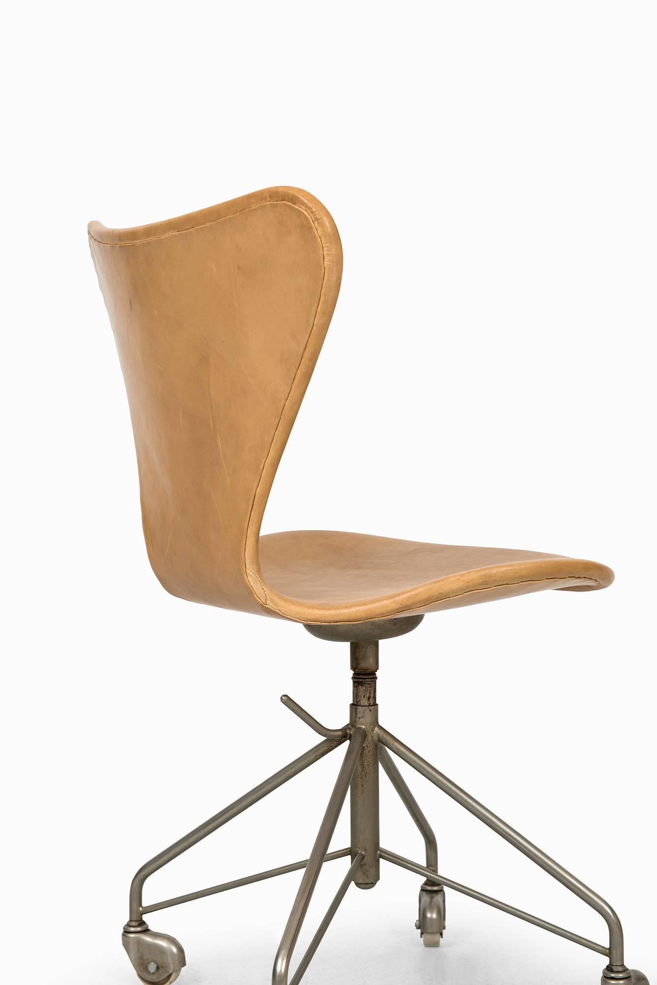 Arne Jacobsen Office Chair Model 3117 by Fritz Hansen in Denmark In Excellent Condition In Limhamn, Skåne län