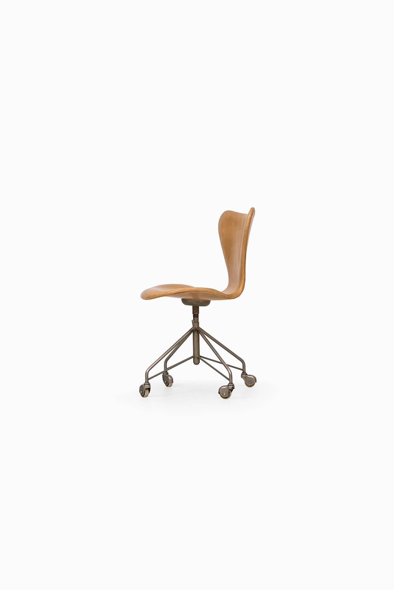 Mid-20th Century Arne Jacobsen Office Chair Model 3117 by Fritz Hansen in Denmark