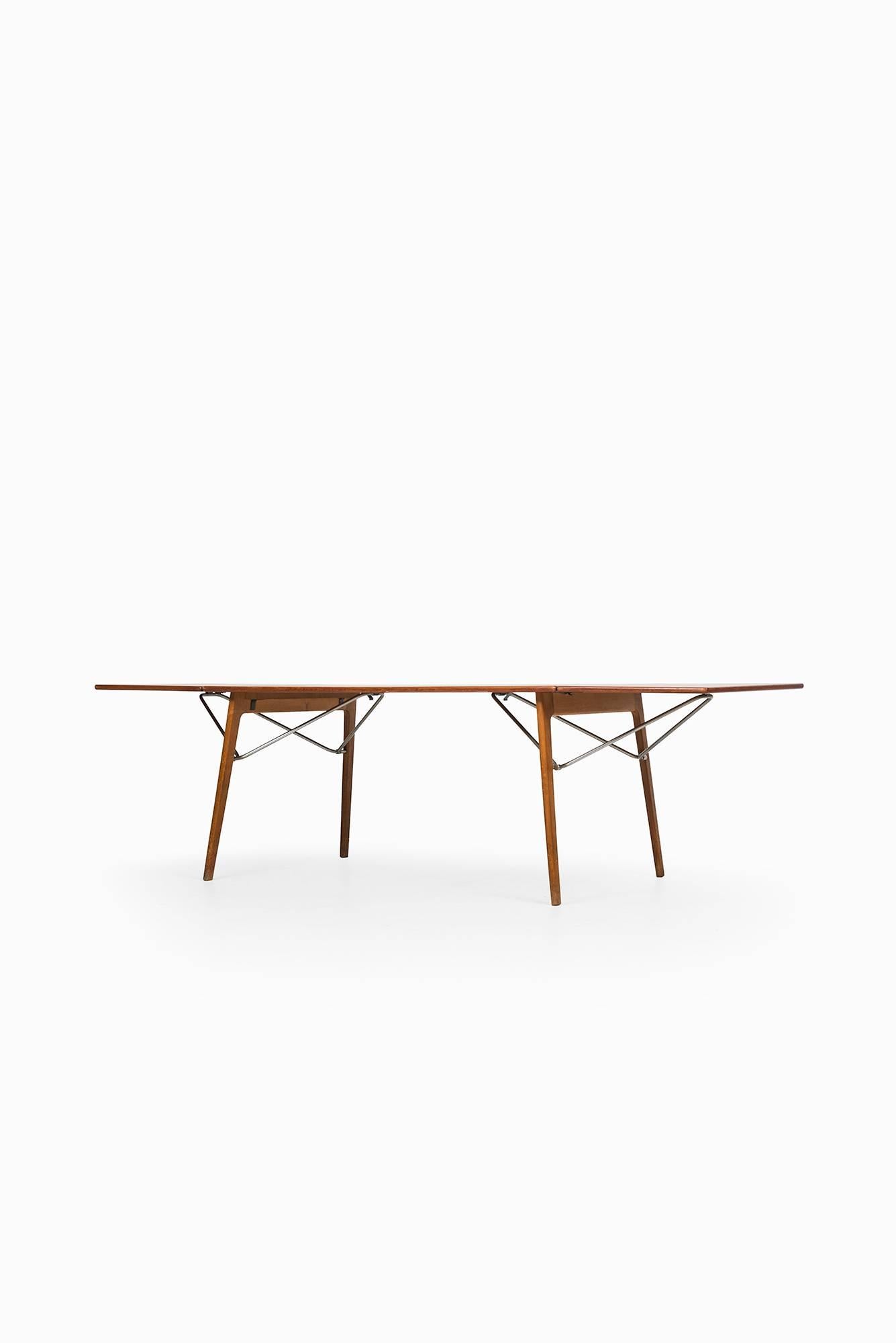 Rare dining table or desk designed by Børge Mogensen. Produced by Søborg Møbler in Denmark.