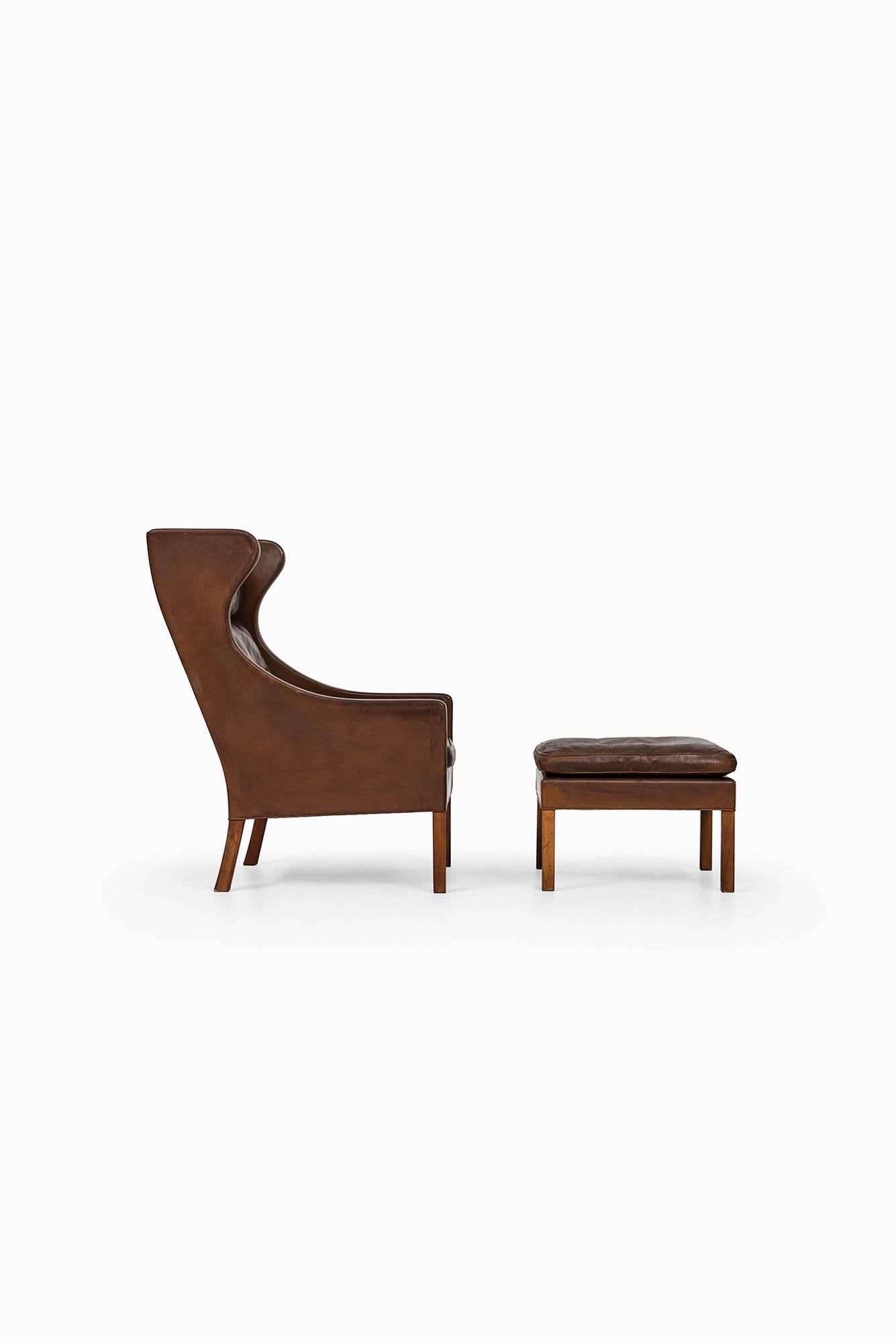 Rare wingback easy chair model 2204 and stool model 2202 designed by Børge Mogensen. Produced by Fredericia Stolefabrik in Denmark.