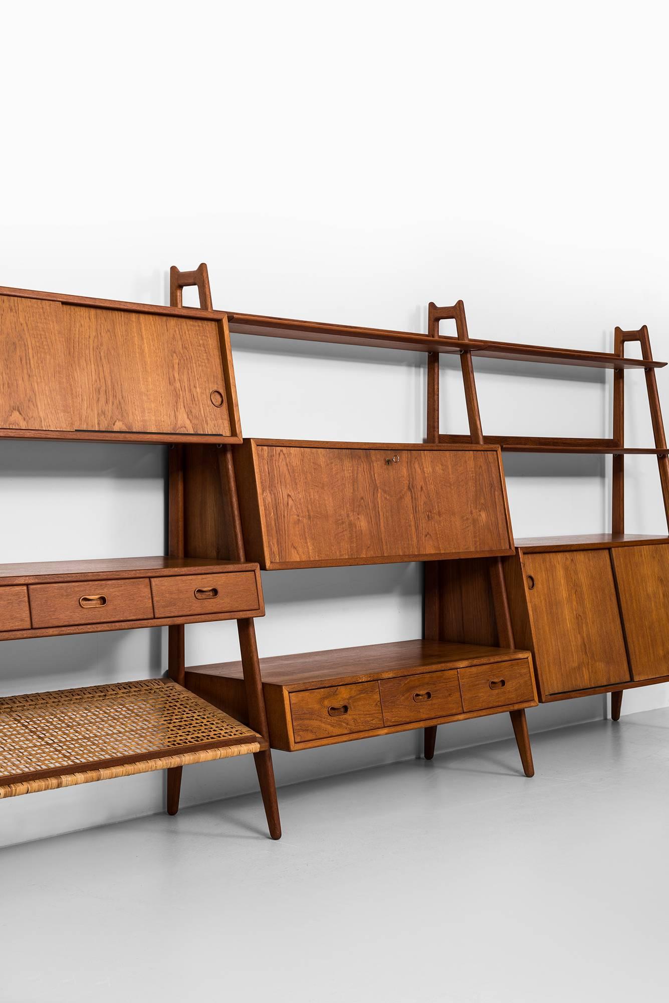 Rare freestanding bookcase designed by Arne Vodder & Anton Borg. Produced by Vamo in Denmark.