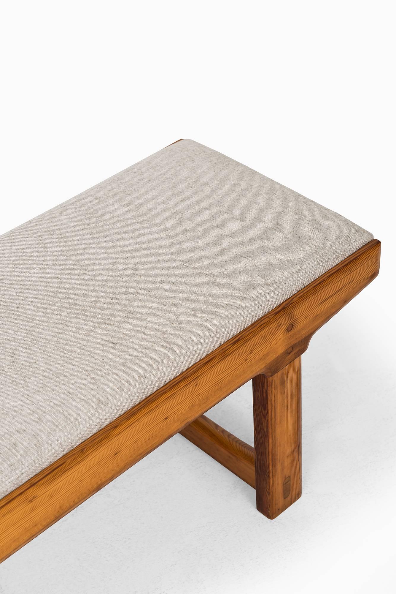 Mid-20th Century Bench in Oregon Pine and Linen Fabric Produced in Sweden