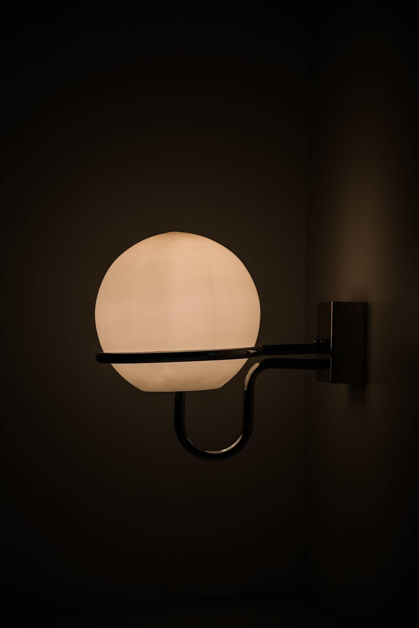 Verre opalin Hans-Agne Jakobsson - Grande quantité de lampes murales en chrome et verre opale en vente