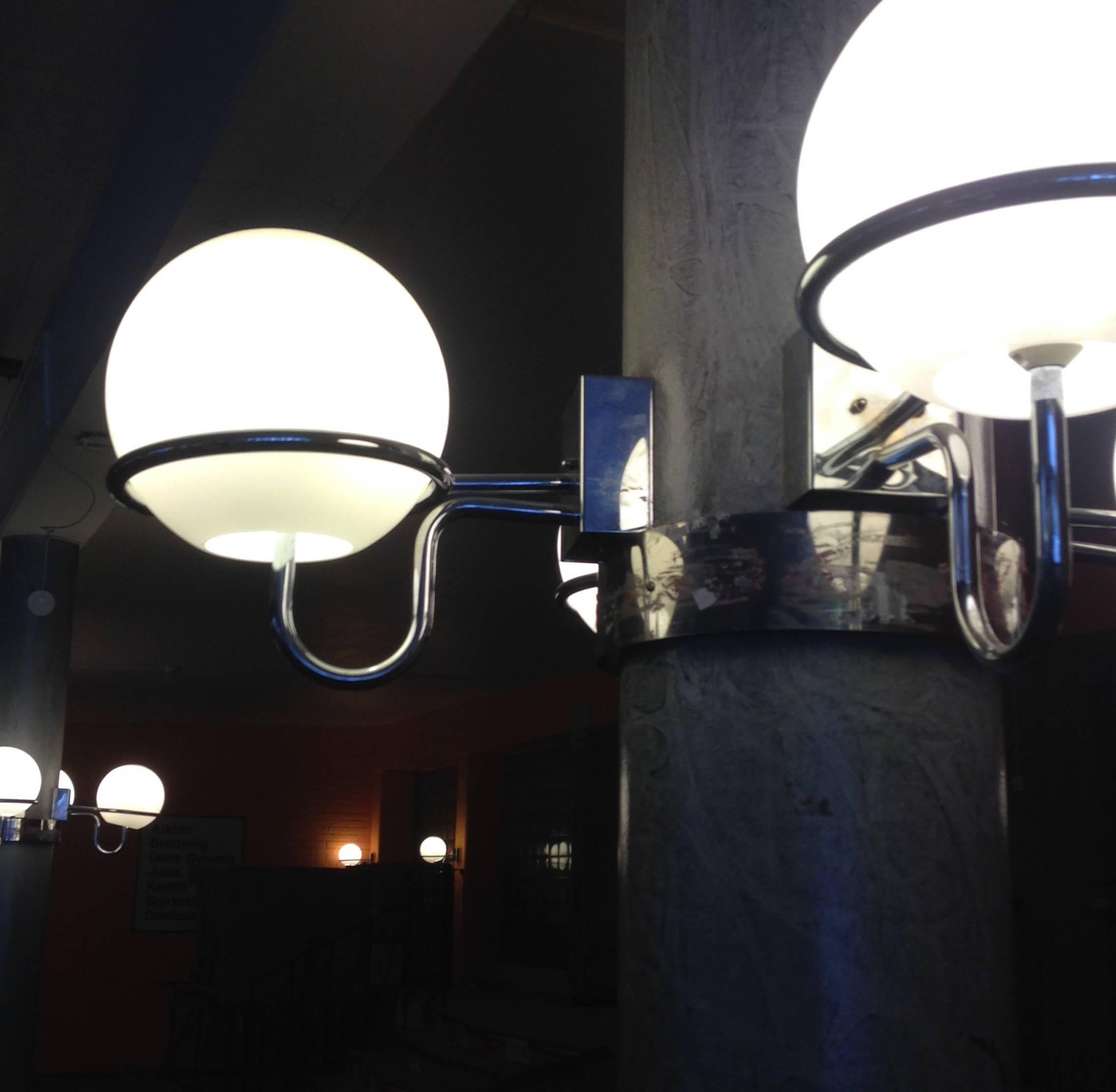 Hans-Agne Jakobsson - Grande quantité de lampes murales en chrome et verre opale en vente 3
