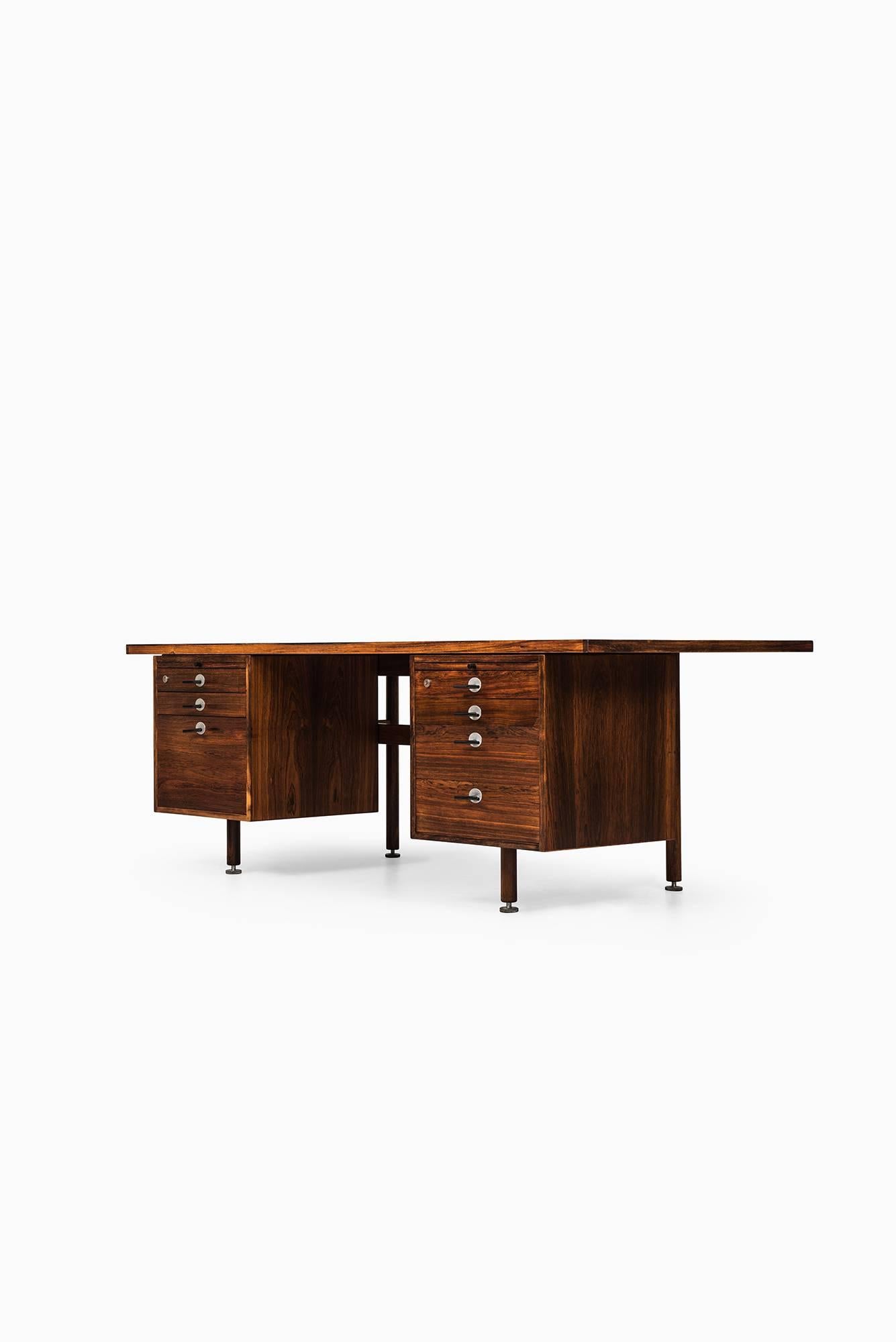 Rare large executive desk in rosewood designed by Jens Risom. Produced by Gutenberghus in Denmark.