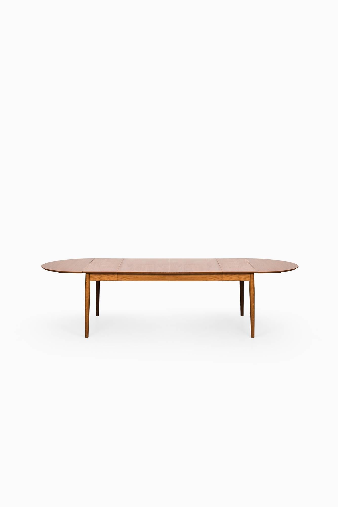 Rare dining table model 227 designed by Arne Vodder. Produced by Sibast in Denmark.