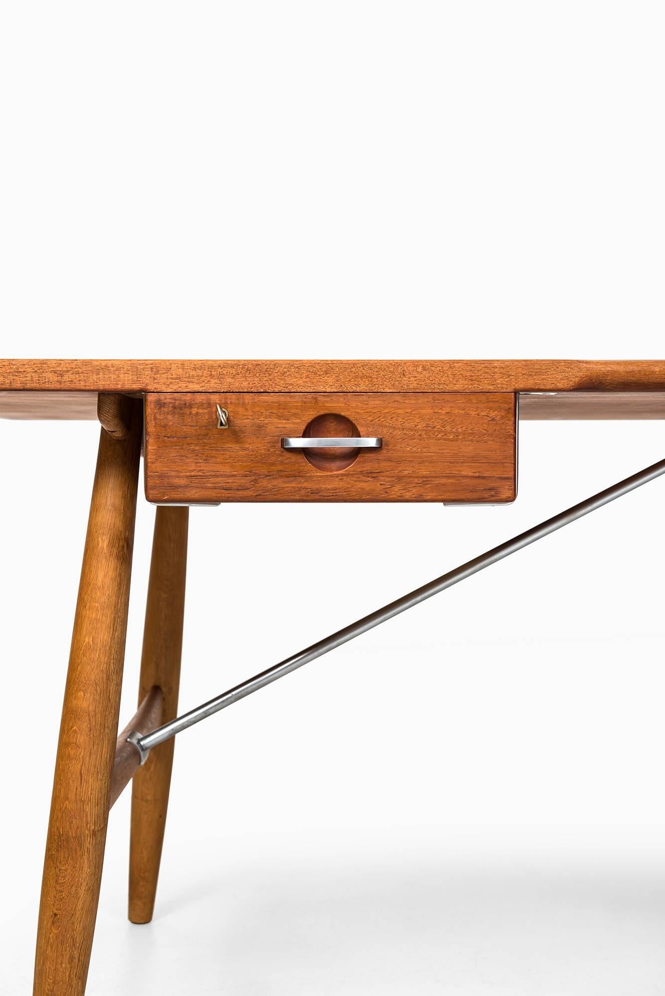 Very rare desk model JH-571 designed by Hans Wegner. Produced by Johannes Hansen in Denmark.