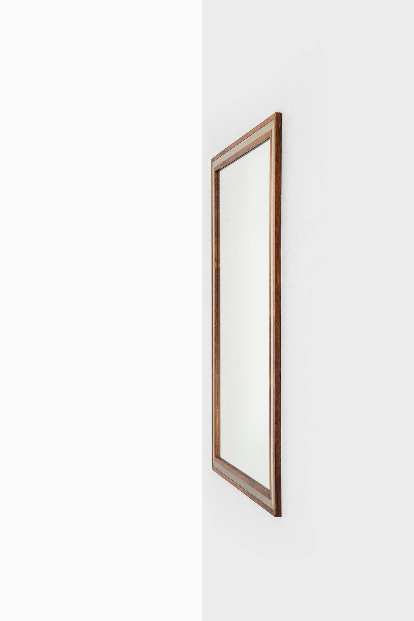Rare et grand miroir en bois de rose conçu par Aksel Kjersgaard. Produit par Odder au Danemark.