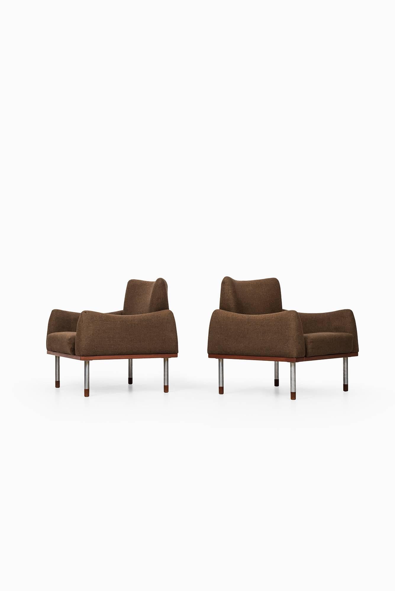 Very rare pair of easy chairs designed by Nanna Ditzel & Illum Wikkelsø. Produced by Søren Willadsen Møbelfabrik in Denmark.