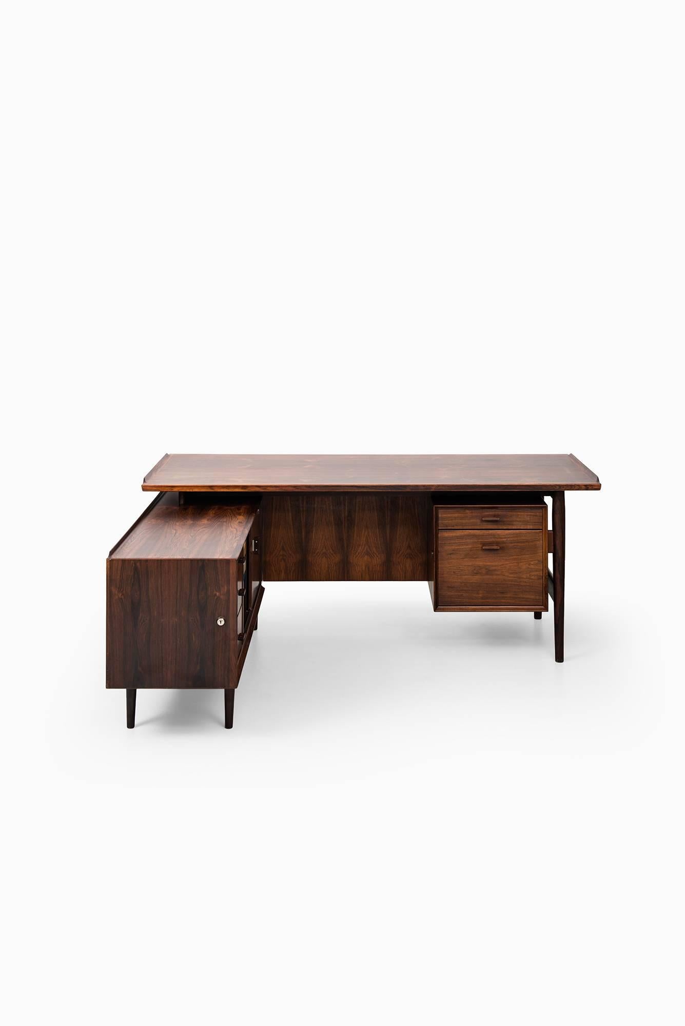 Rare L-shaped desk with sideboard model 209 designed by Arne Vodder. Produced by Sibast Møbelfabrik in Denmark.