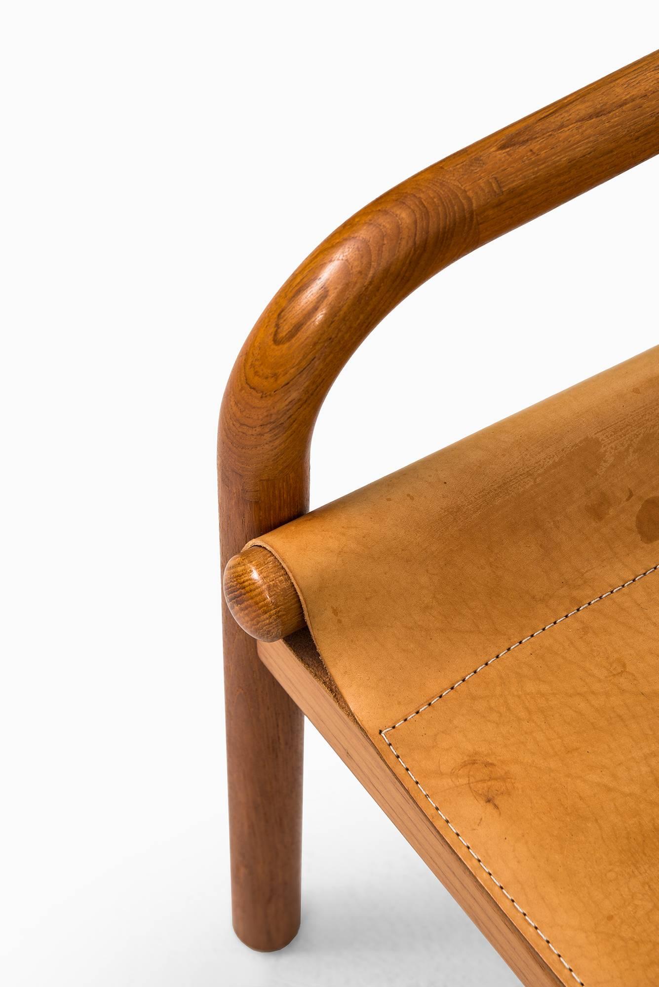 Mid-20th Century Easy Chairs in Oak and Cognac Brown Leather by Bernstorffsminde Møbelfabrik