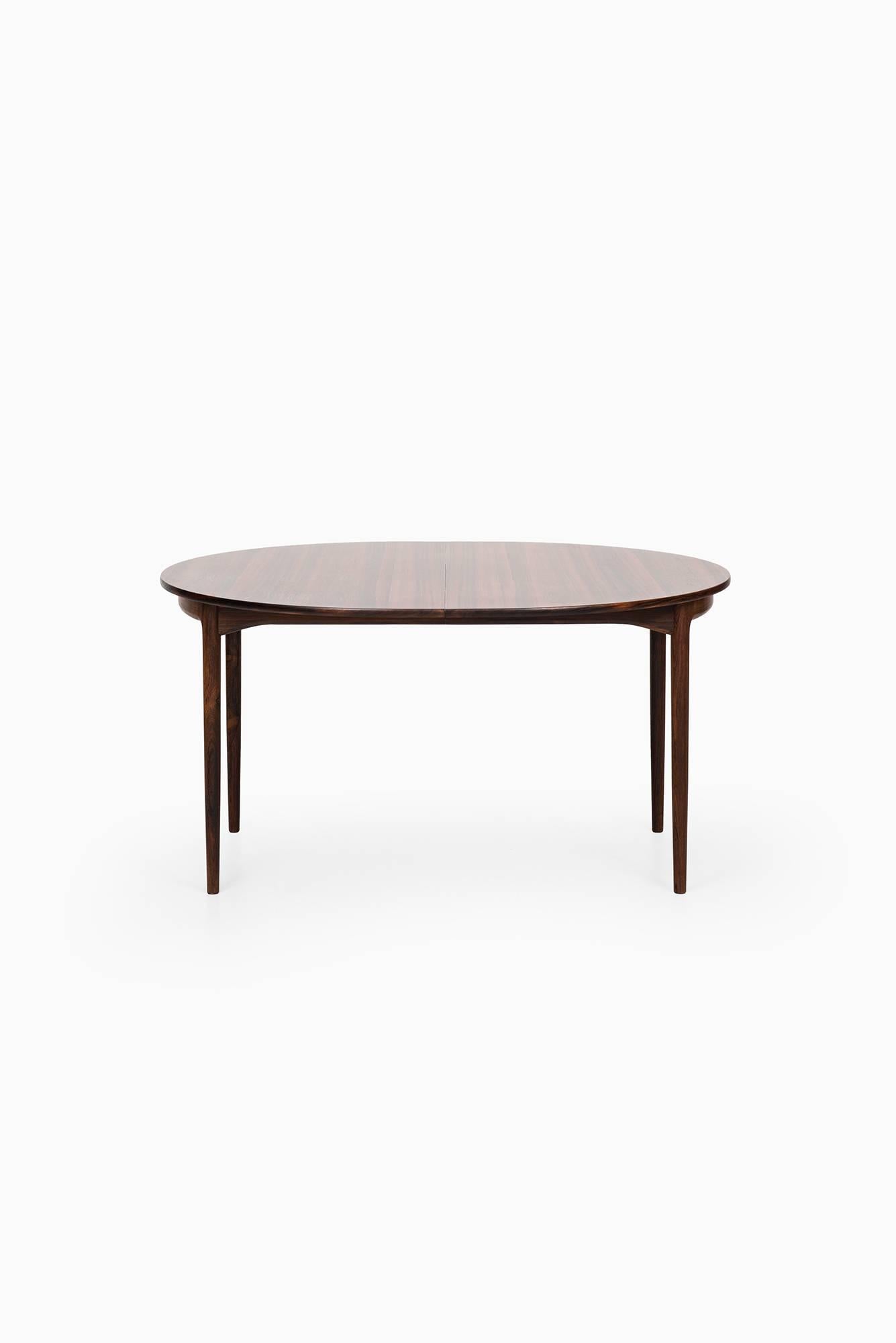 Very rare dining table designed by Ib Kofod-Larsen. Produced by Seffle Möbelfabrik in Sweden.