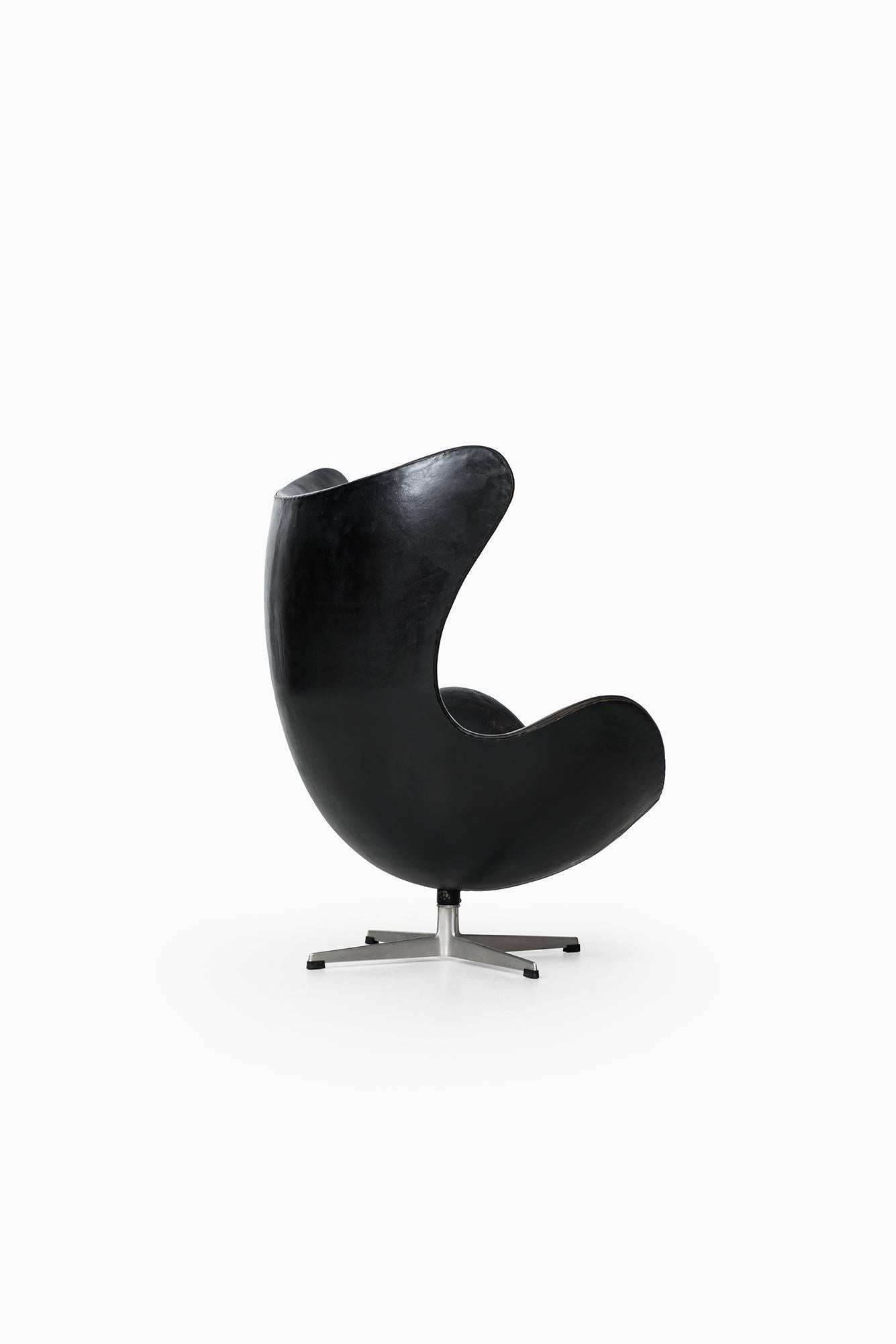 Scandinavian Modern Arne Jacobsen Egg Chair Model 3316 by Fritz Hansen in Denmark