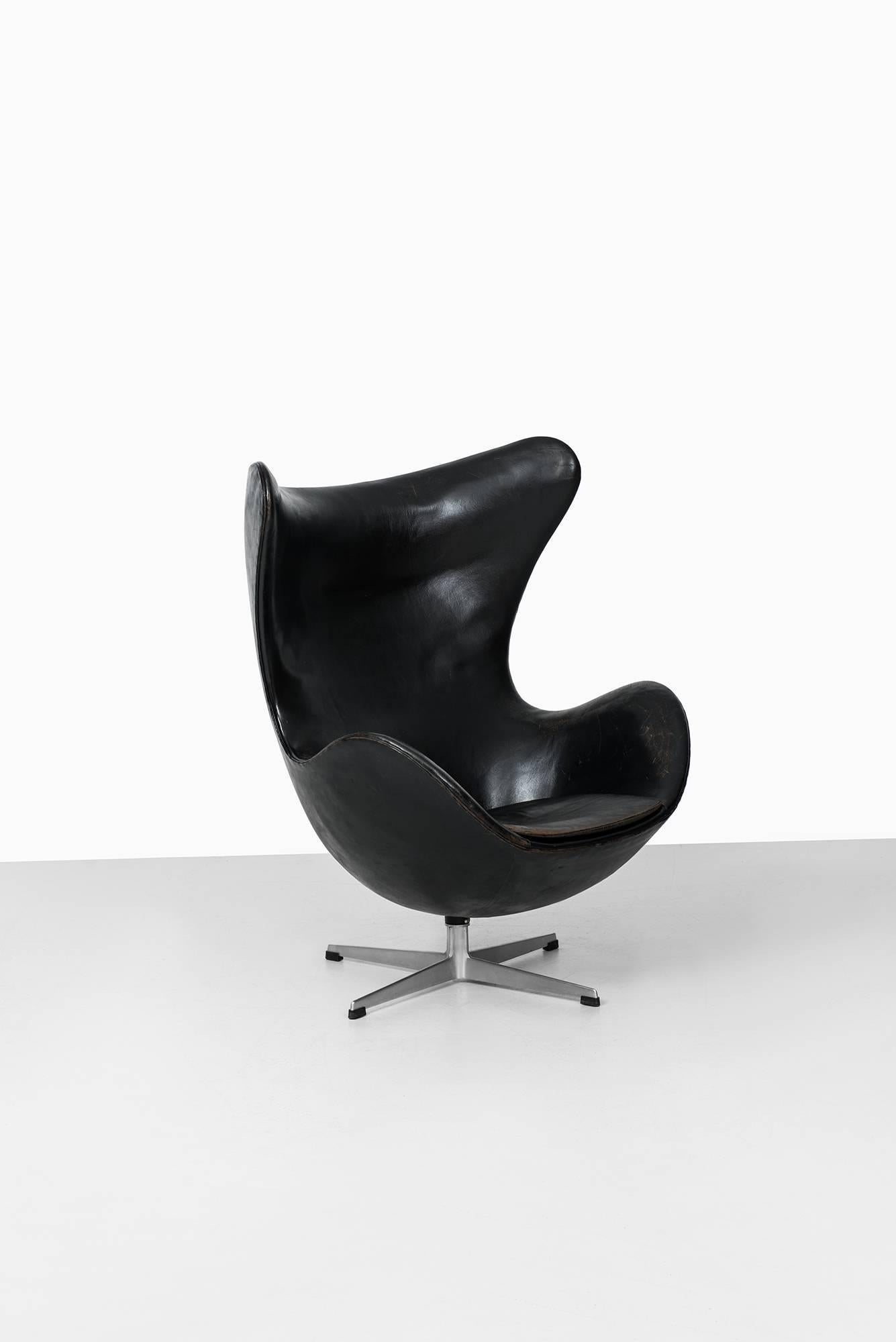 Mid-20th Century Arne Jacobsen Egg Chair Model 3316 by Fritz Hansen in Denmark