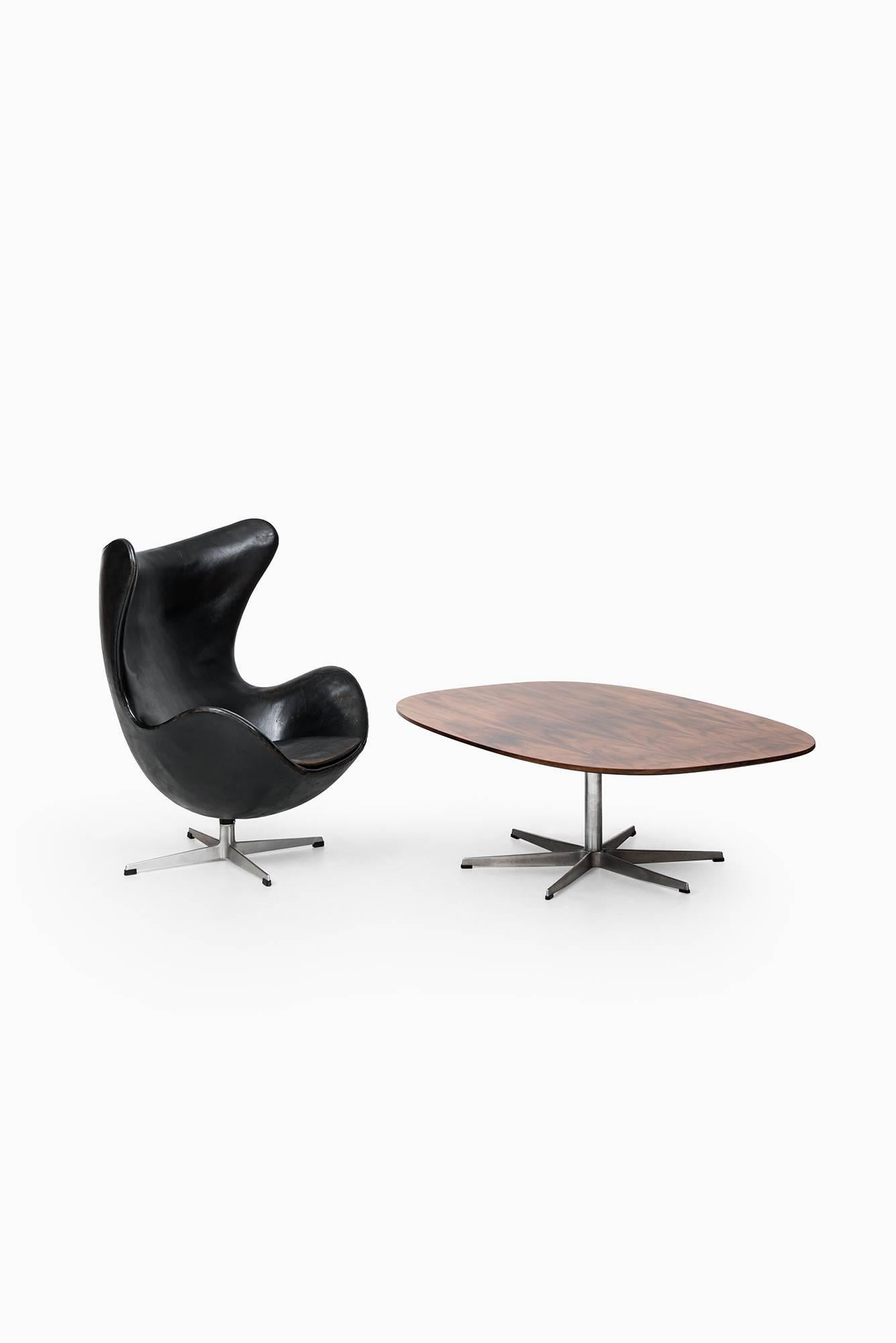 Couchtisch von Arne Jacobsen von Fritz Hansen in Dänemark (Mitte des 20. Jahrhunderts) im Angebot