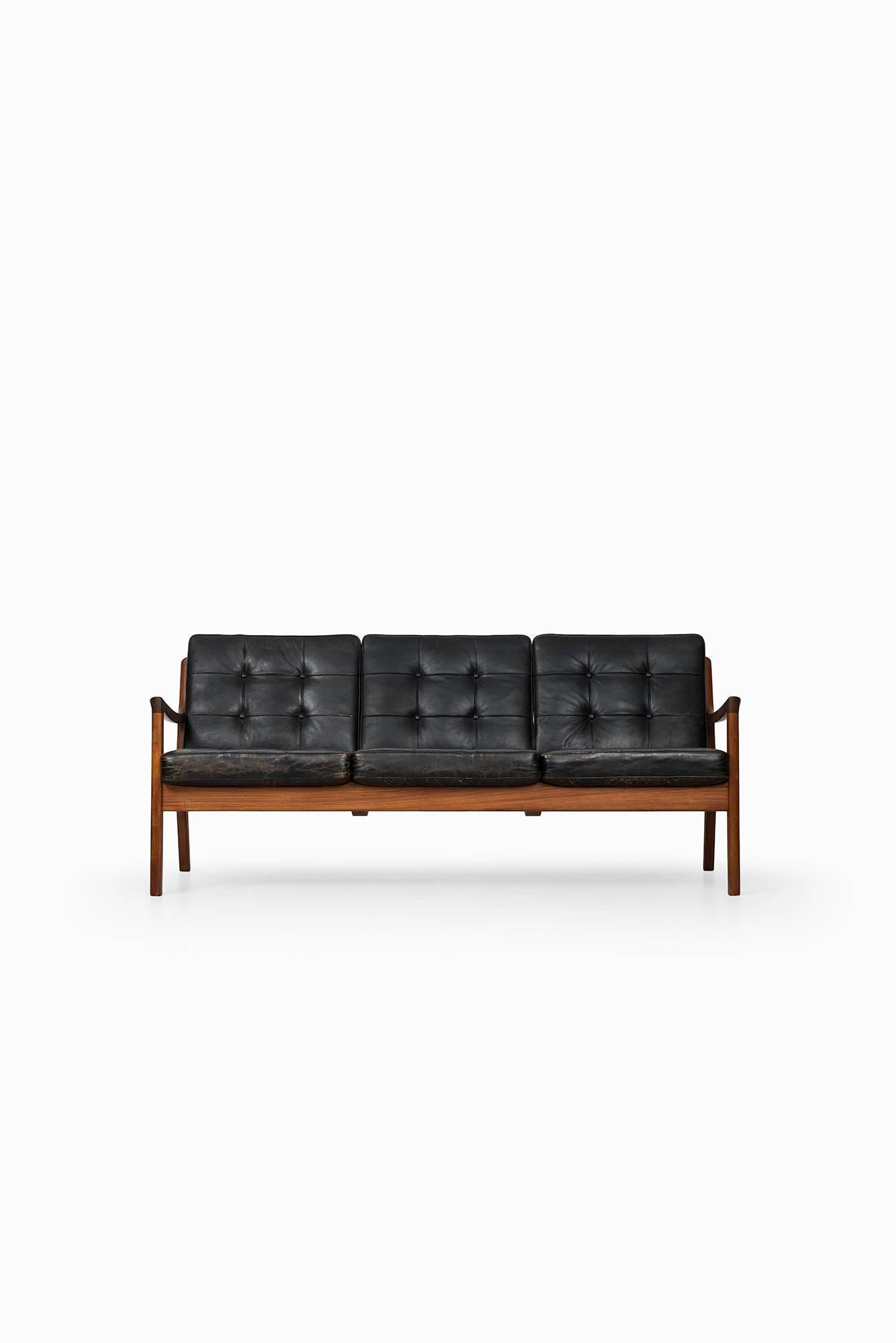Rare sofa model 116 / Senator designed by Ole Wanscher. Produced by France & Son in Denmark.