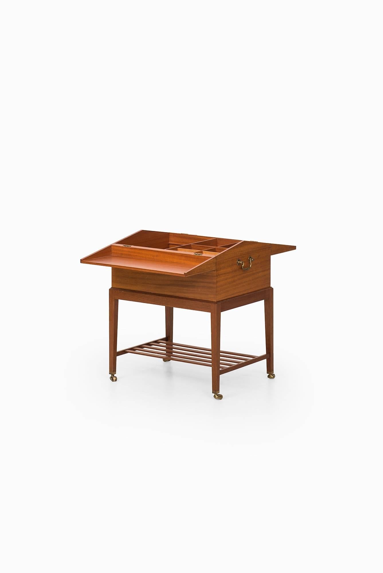 Side / Sewing Table in Mahogany and Brass Produced in Sweden In Excellent Condition In Limhamn, Skåne län