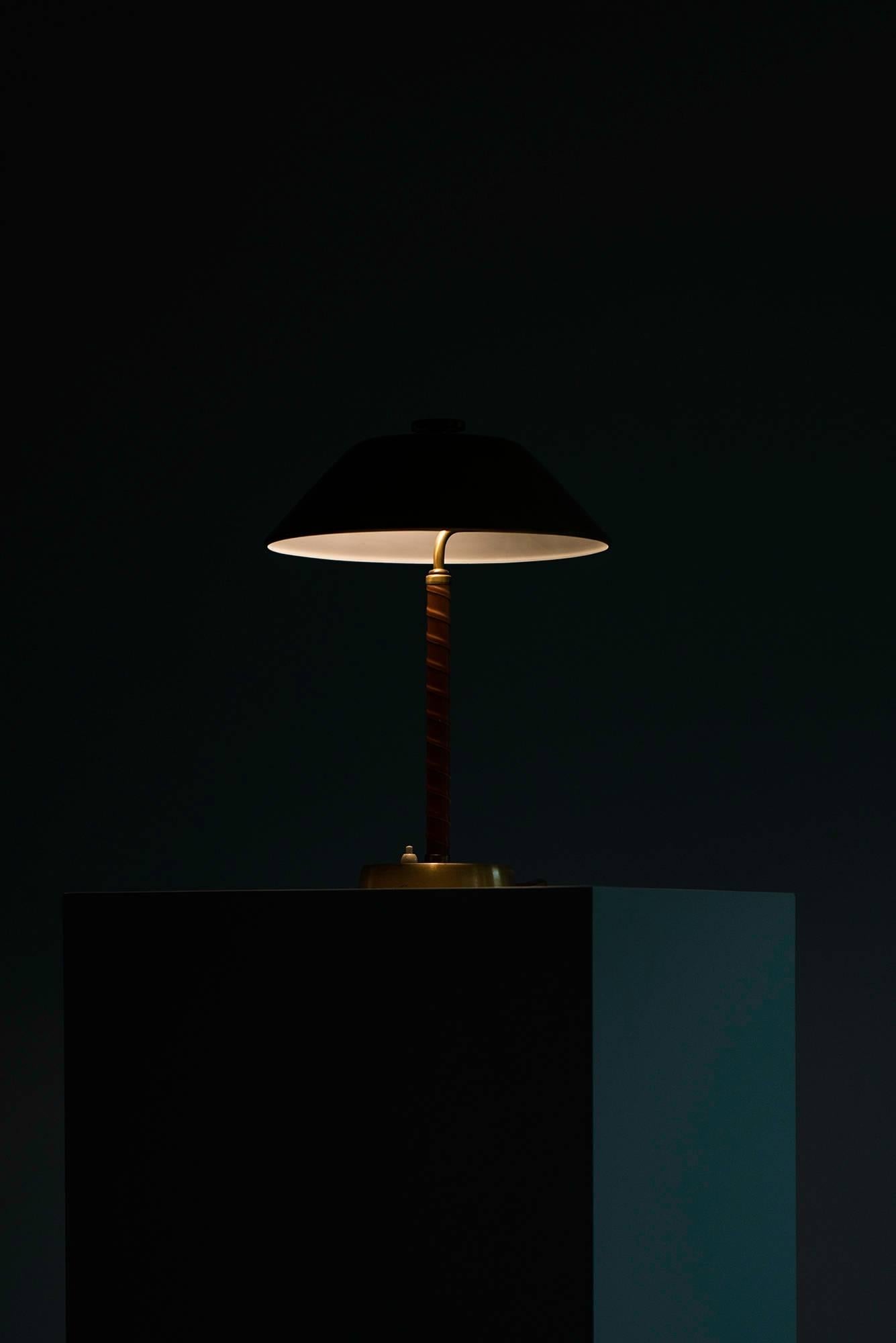 Table Lamp in Brass and Leather Produced by Einar Bäckström in Sweden In Excellent Condition In Limhamn, Skåne län
