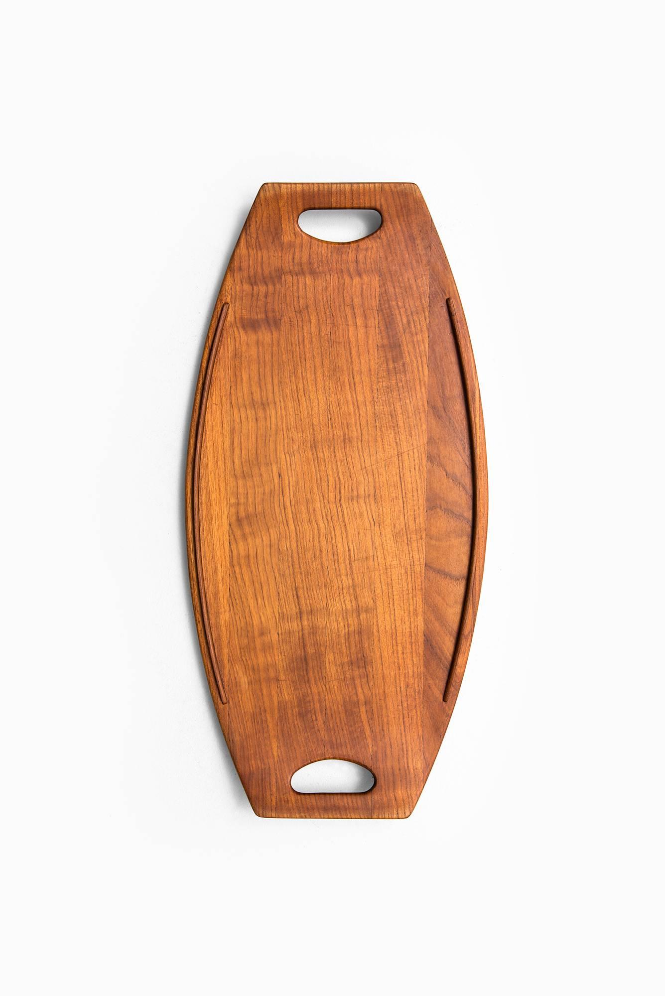 Serving tray in teak designed by Jens Quistgaard. Produced by Dansk in Denmark.