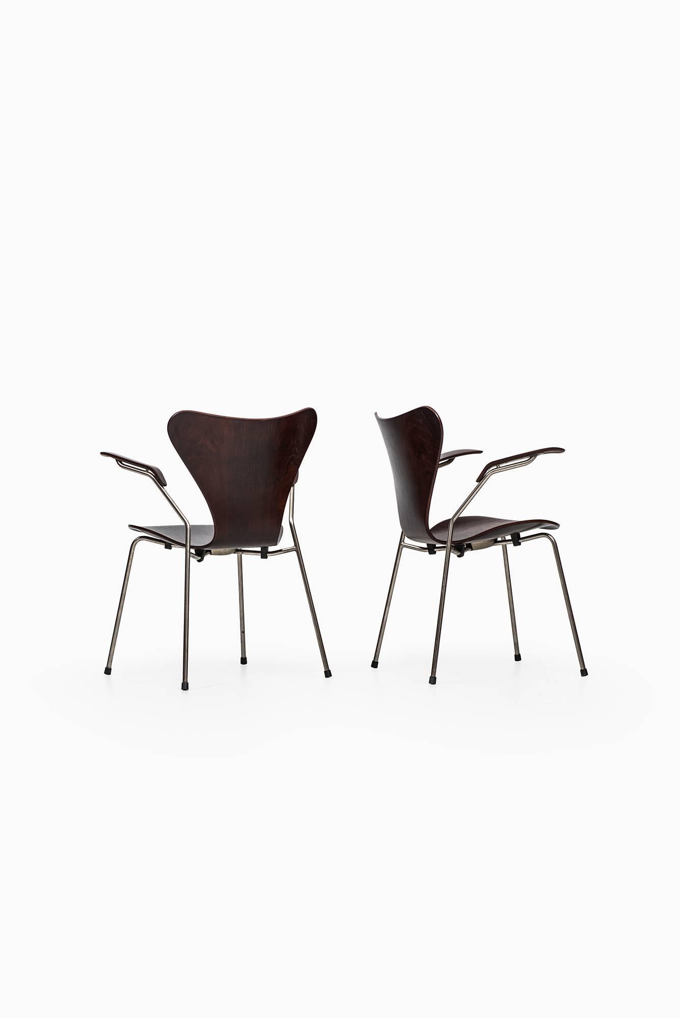 Arne Jacobsen Dining Chairs Model 3107 and Two Armchairs Model 3207 For Sale 1