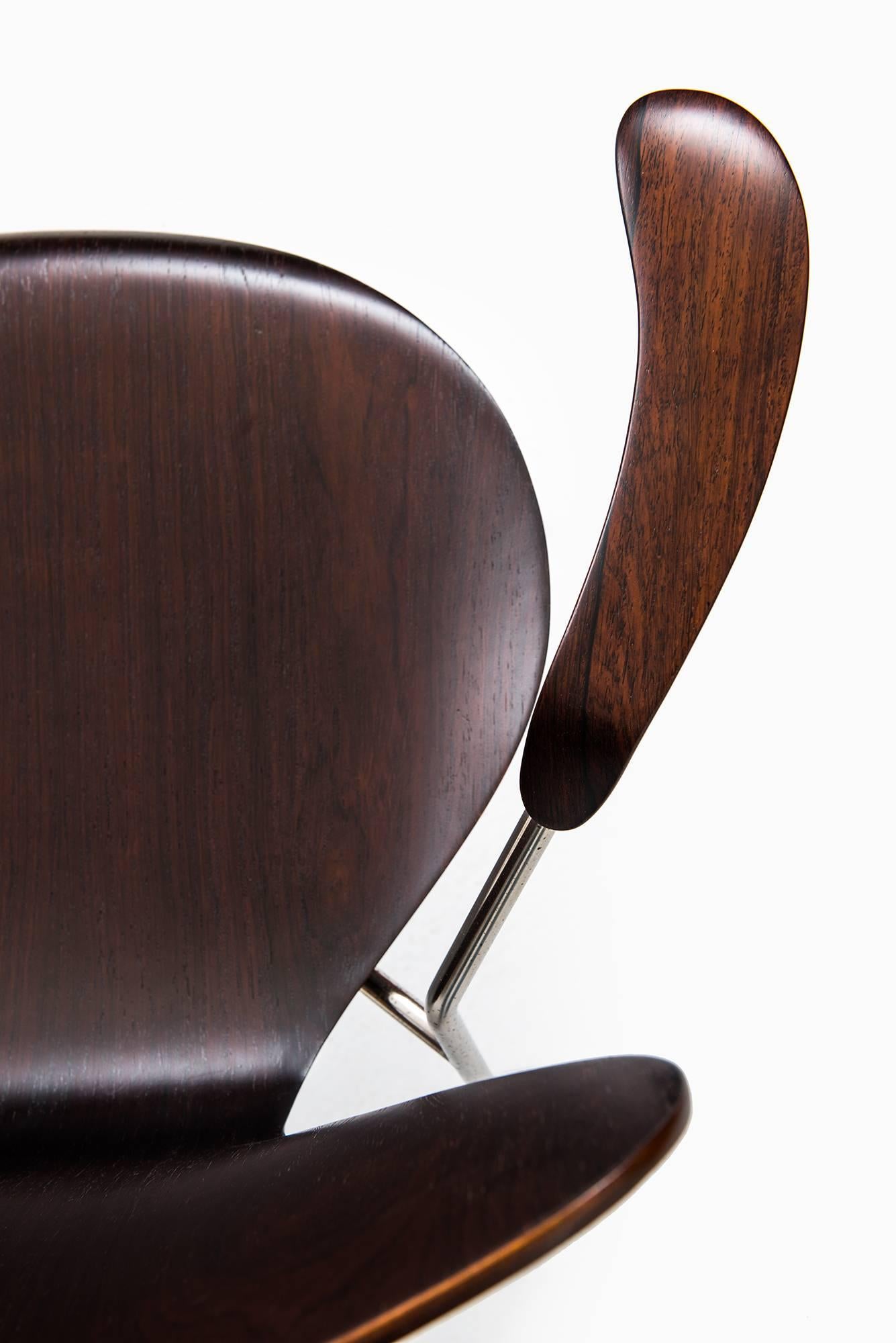 Satz von vier Esszimmerstühlen Modell 3107 und zwei Sesseln Modell 3207, entworfen von Arne Jacobsen. Produziert von Fritz Hansen in Dänemark.