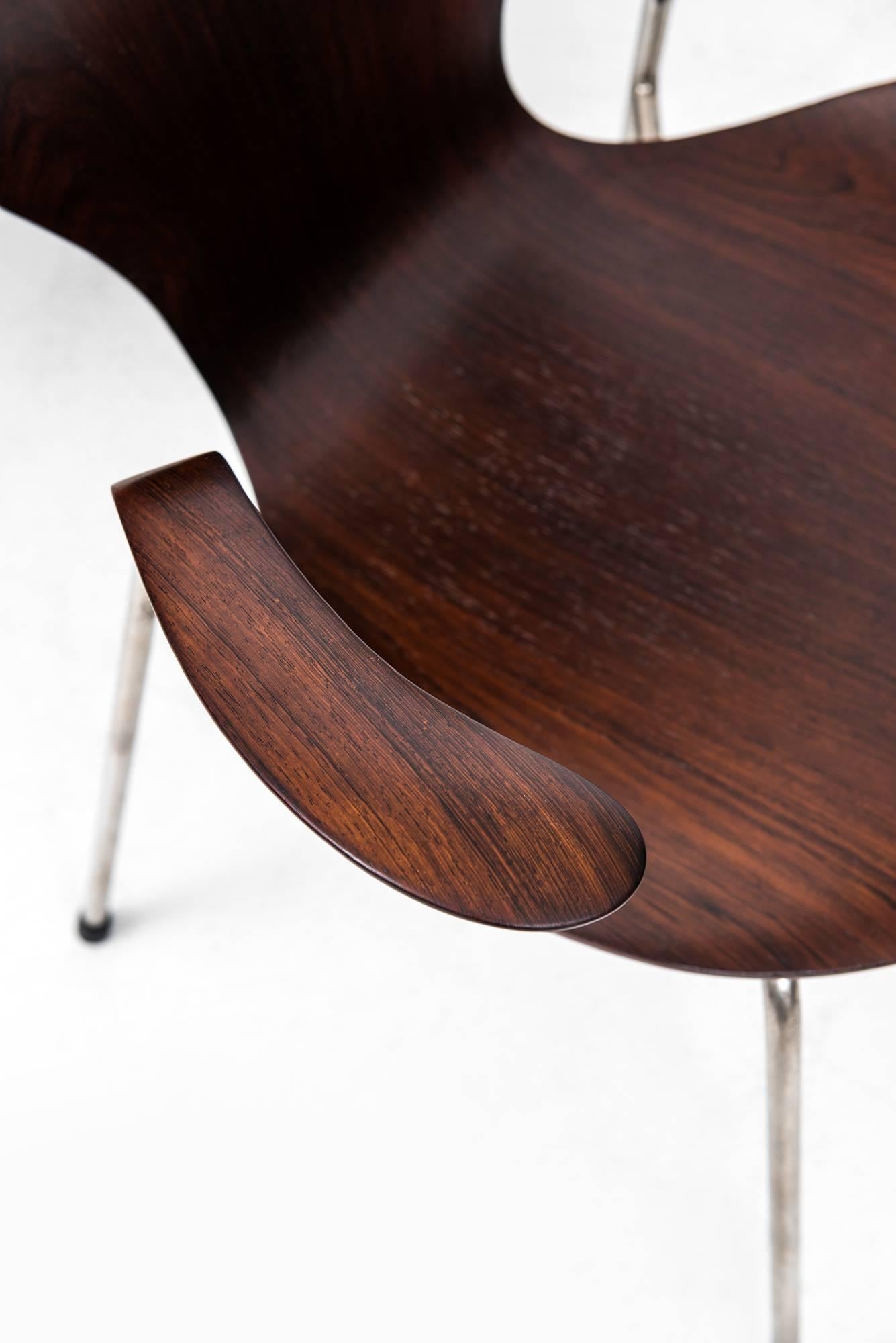 Esszimmerstühle Modell 3107 und zwei Sessel Modell 3207 von Arne Jacobsen (Mitte des 20. Jahrhunderts) im Angebot