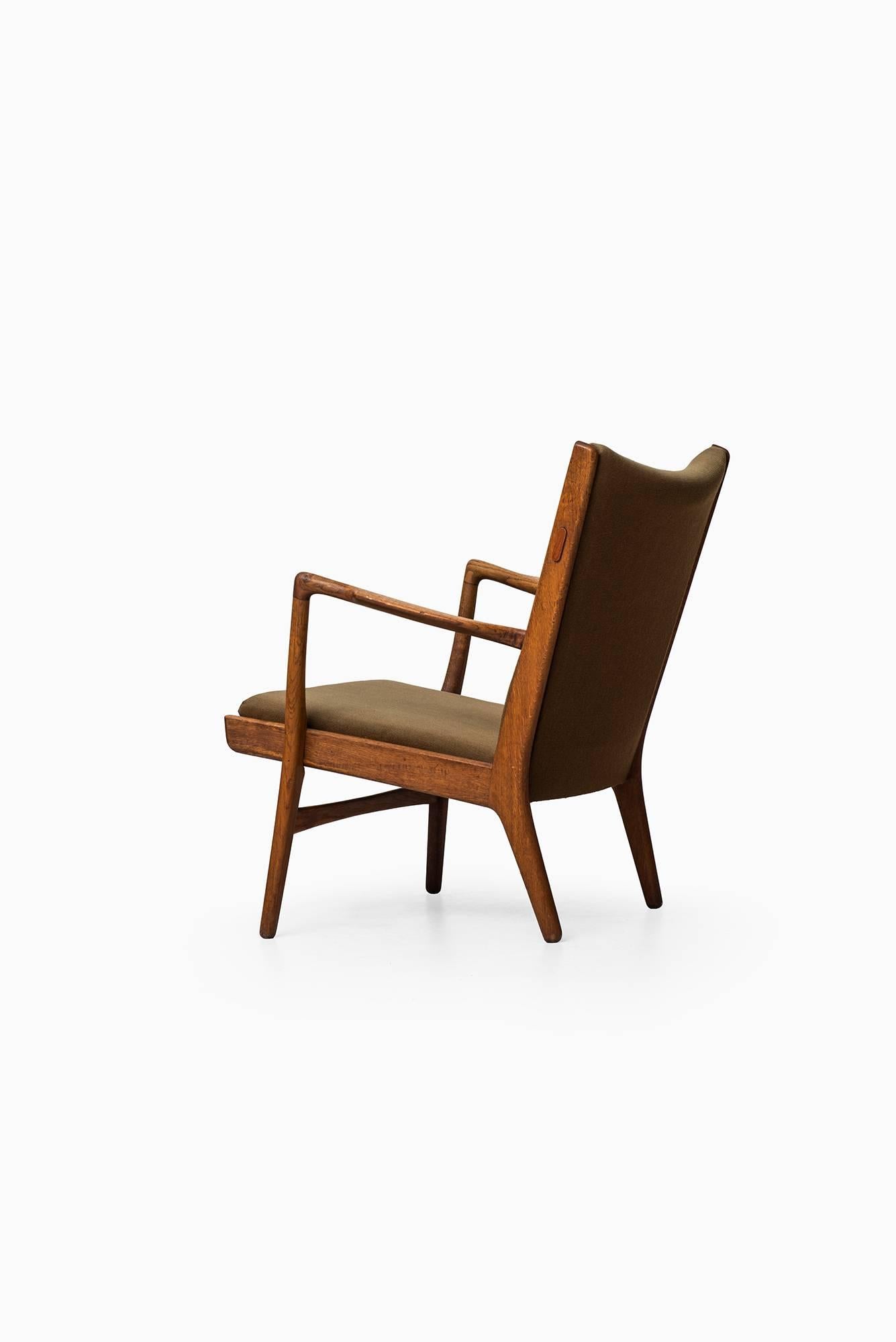 Hans Wegner Easy Chair Model AP-16 by AP-Stolen in Denmark In Good Condition For Sale In Limhamn, Skåne län