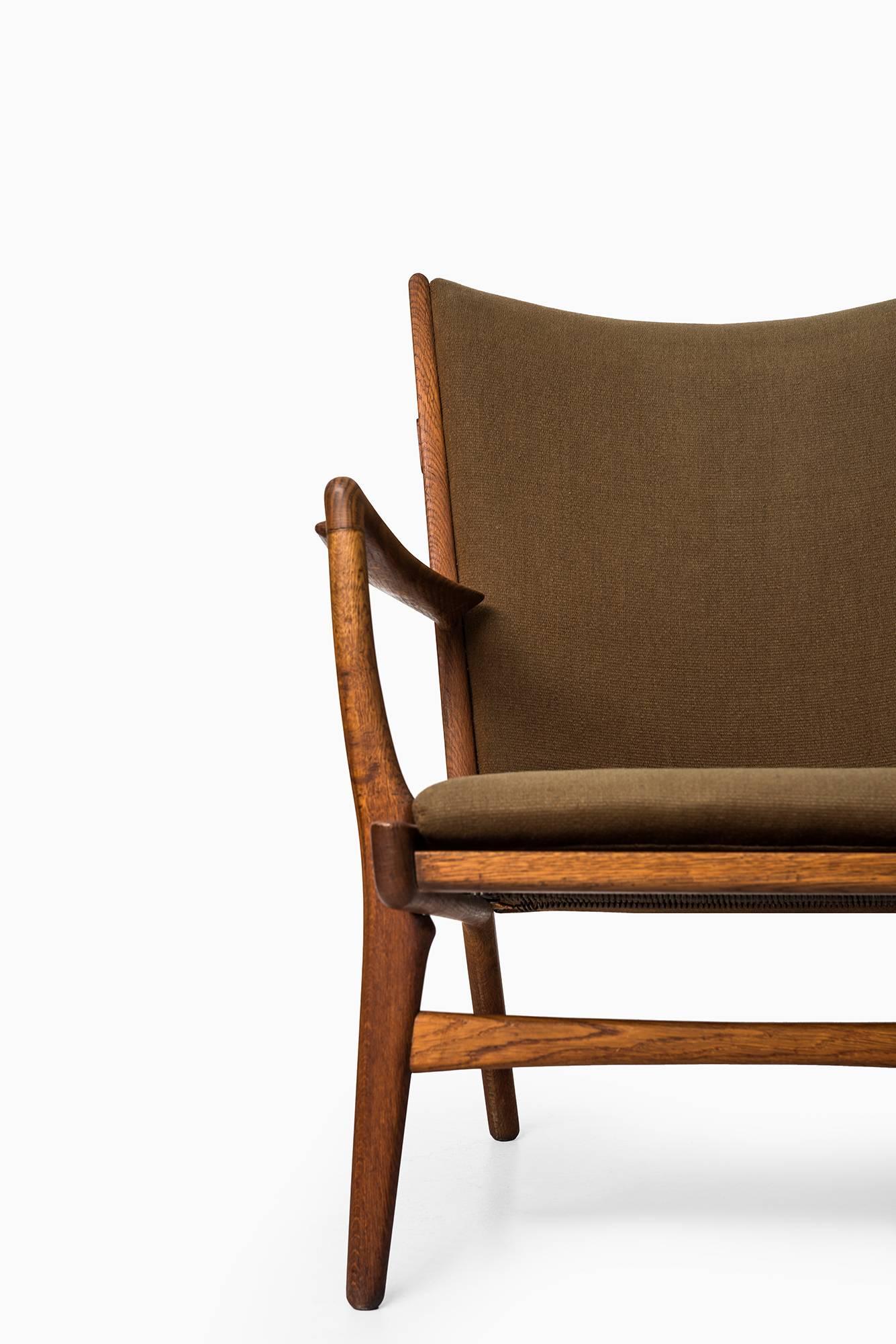 Rare easy chair model AP-16 designed by Hans Wegner. Produced by AP-Stolen in Denmark.