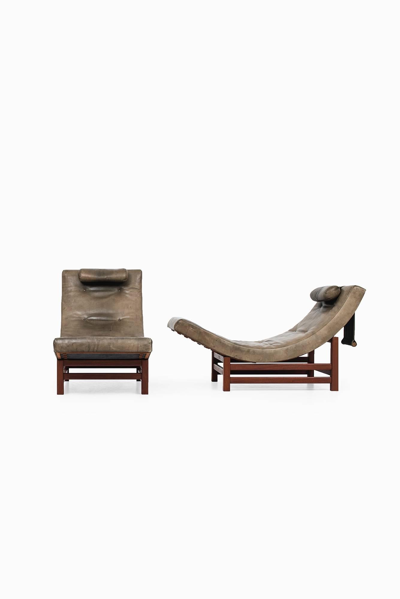 Very rare pair of easy chairs designed by Leo Johansson. Produced by Leo Johansson in Sweden. Upholstered by Gösta Engström in Sweden. Mahogany and original green buffalo leather. Only four pieces made. Adjustable seating part.