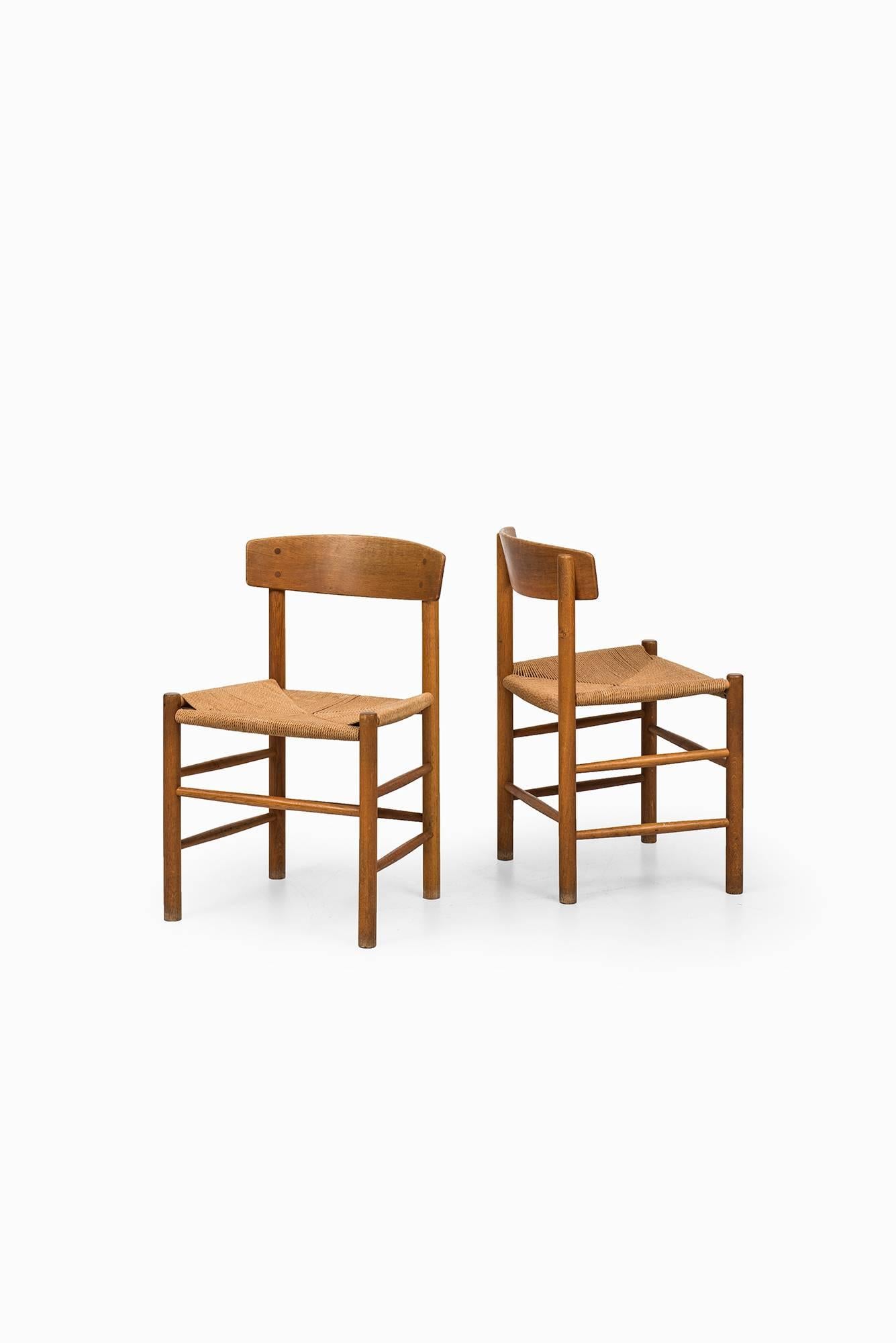 A set of 8 dining chairs model Shaker / J39 designed by Børge Mogensen. Produced by FDB møbler in Denmark.