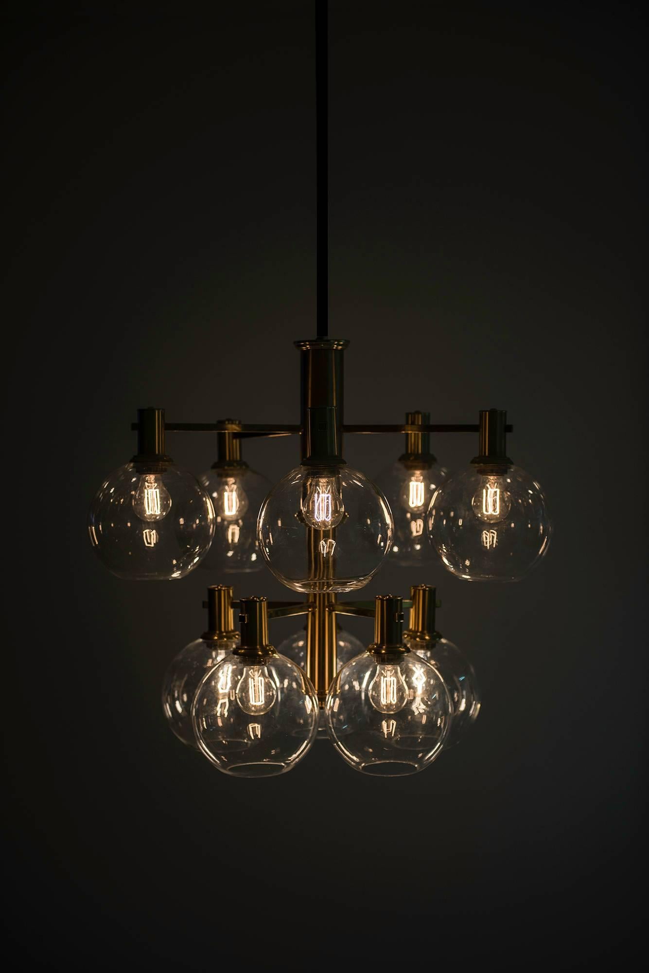 Metà XX secolo Lampada da soffitto Erik Wärnå in ottone e vetro di EWÅ in Svezia in vendita