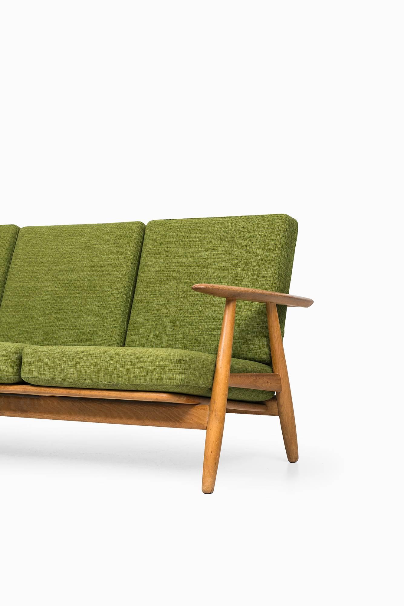 Sofa model GE-240 / Cigar designed by Hans Wegner. Produced by GETAMA in Denmark. Oak and newly reupholstered fabric.