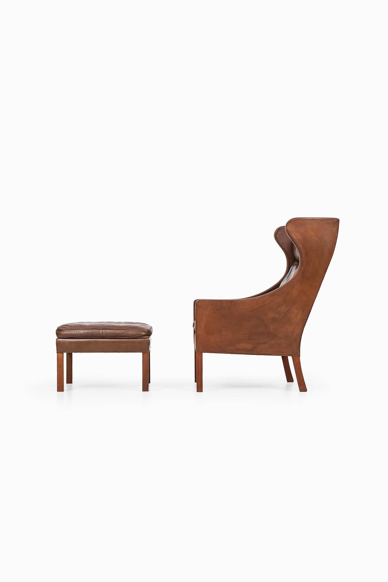 Rare wingback easy chair model 2204 and stool model 2202 designed by Børge Mogensen. Produced by Fredericia Stolefabrik in Denmark.