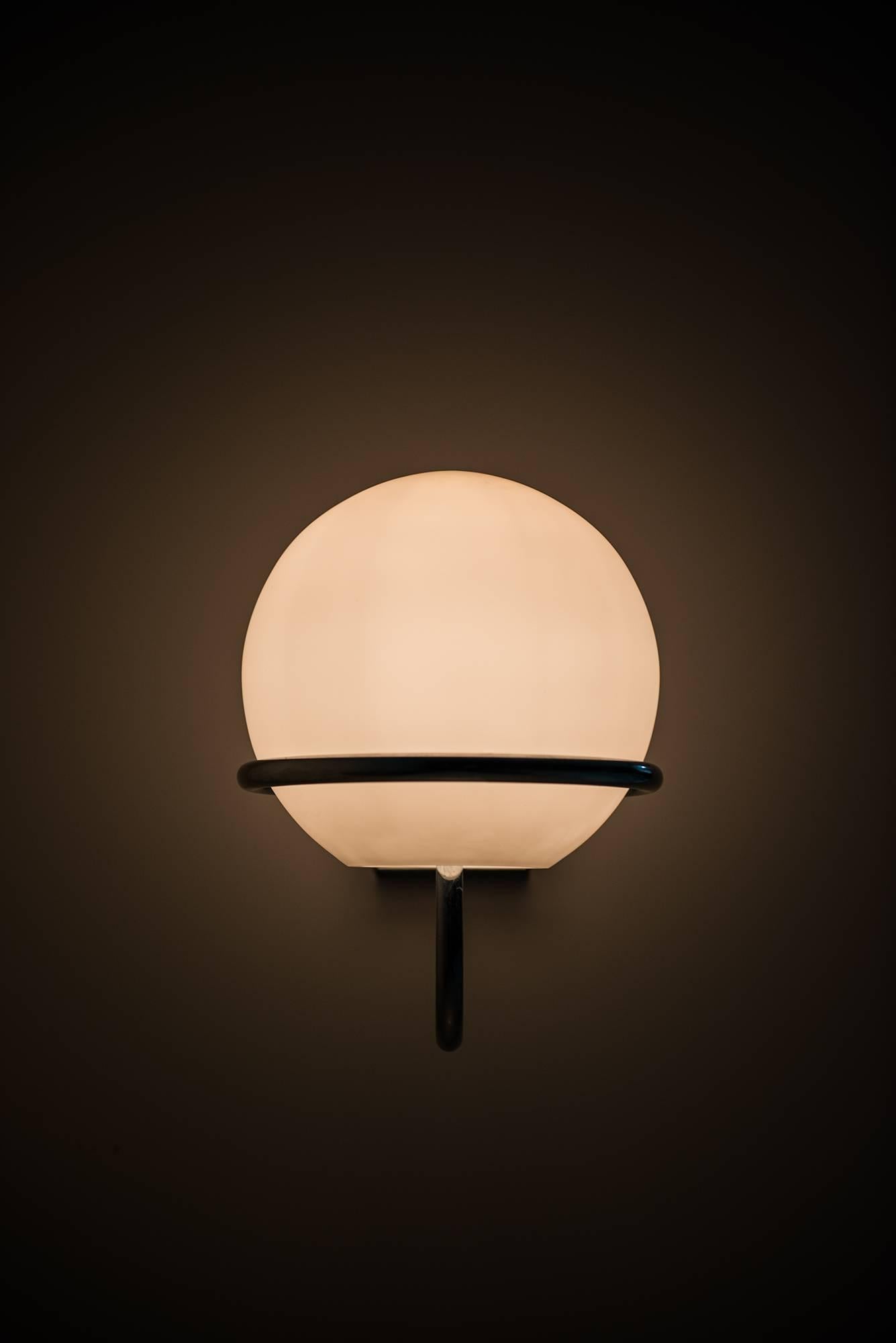Suédois Hans-Agne Jakobsson - Grande quantité de lampes murales en chrome et verre opale en vente